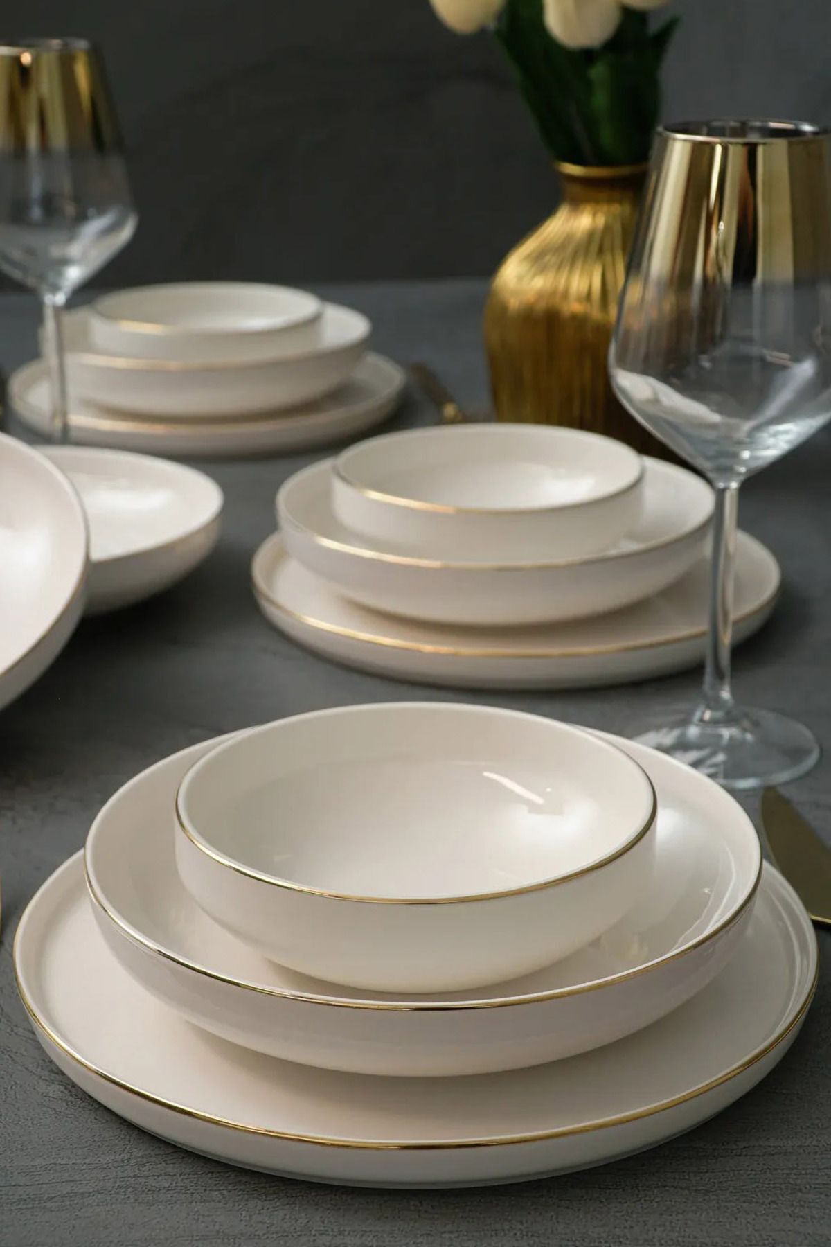 Dream Gold Gilding 18 Piece 6 Person Porcelain Dinner Set Broken White