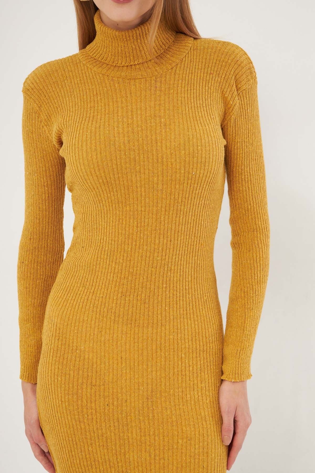 Woman mustard turtleneck sitting in the body of the cashcorse dress ARM-25K069001