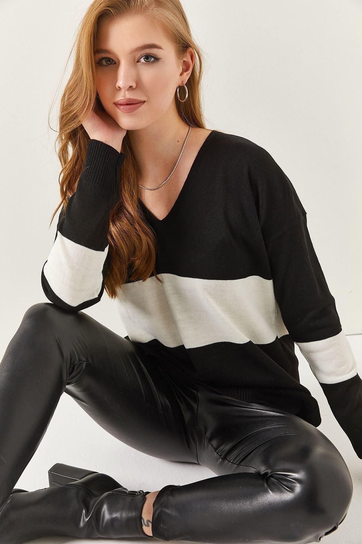 Woman Black V-Neck Two Color front Short Back Long Knitwear Sweater Arm-25k012014