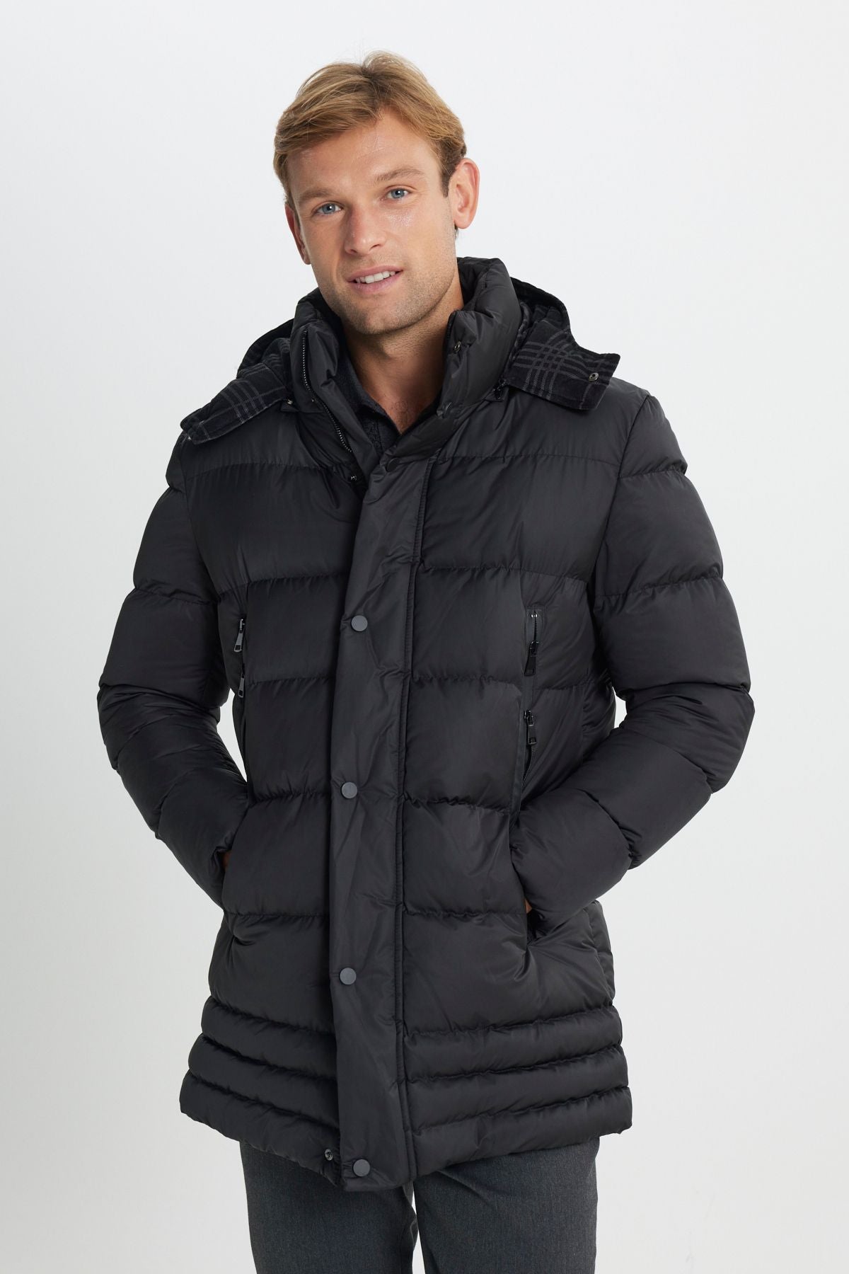 Men's black standard fit fit normal cutting hooded upright collar side pocket coat