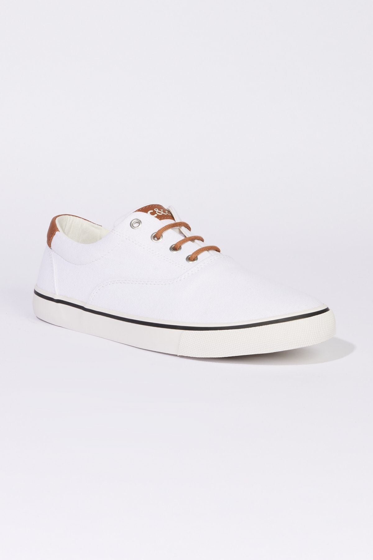 Men's white sneaker shoes