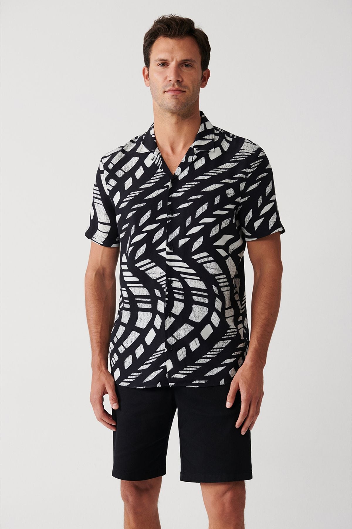 Men's black viscose cuba collar abstract patterned short sleeve regular fit shirt A31y2188