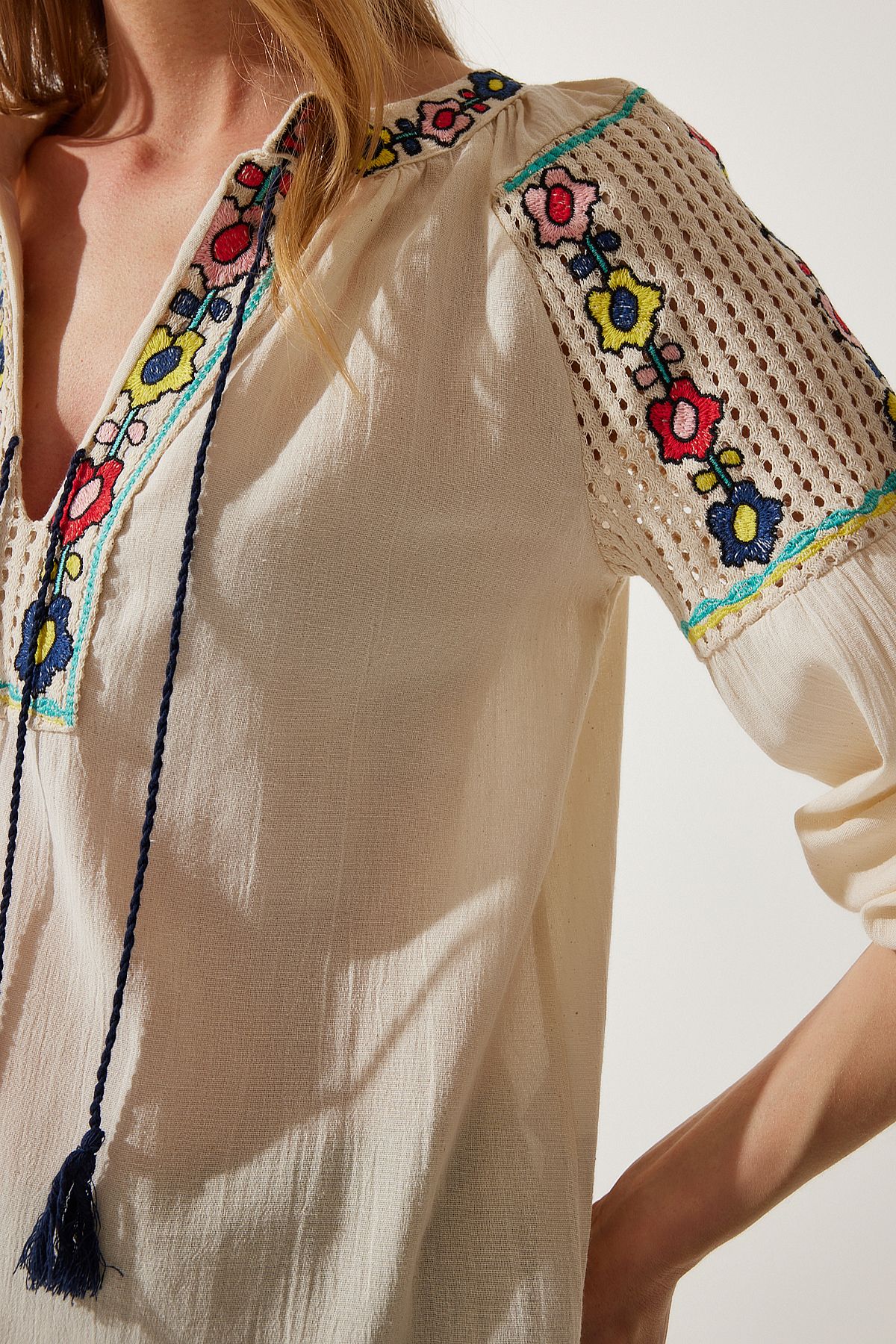 Women's Cream Flower embroidered linen blouse es00152