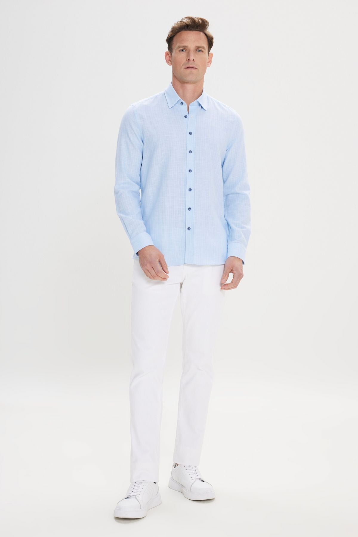 Men's light blue 100 %cotton slim fit narrow cut hidden buttoned collar linen -looking pennant shirt