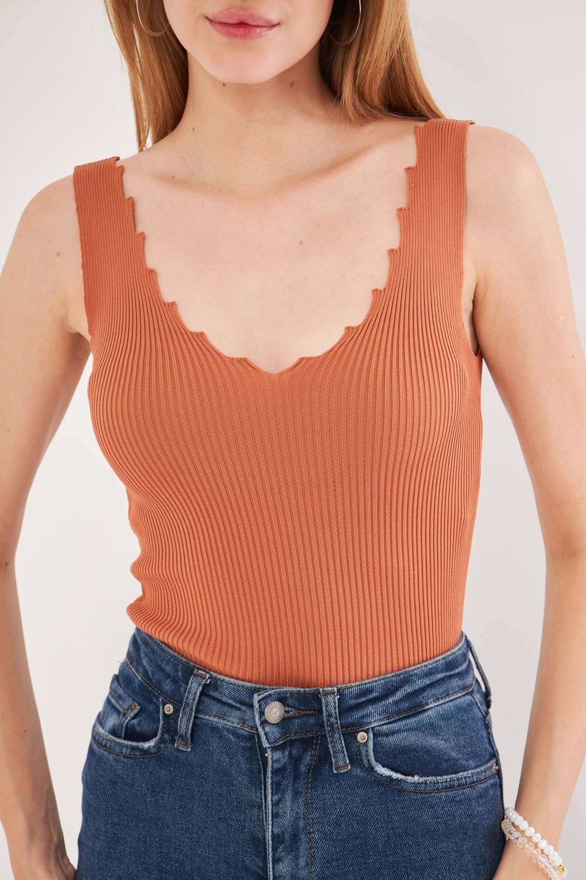 Female Tile Zigzagli V-Neck Cashcore Blouse ARM-23Y069004