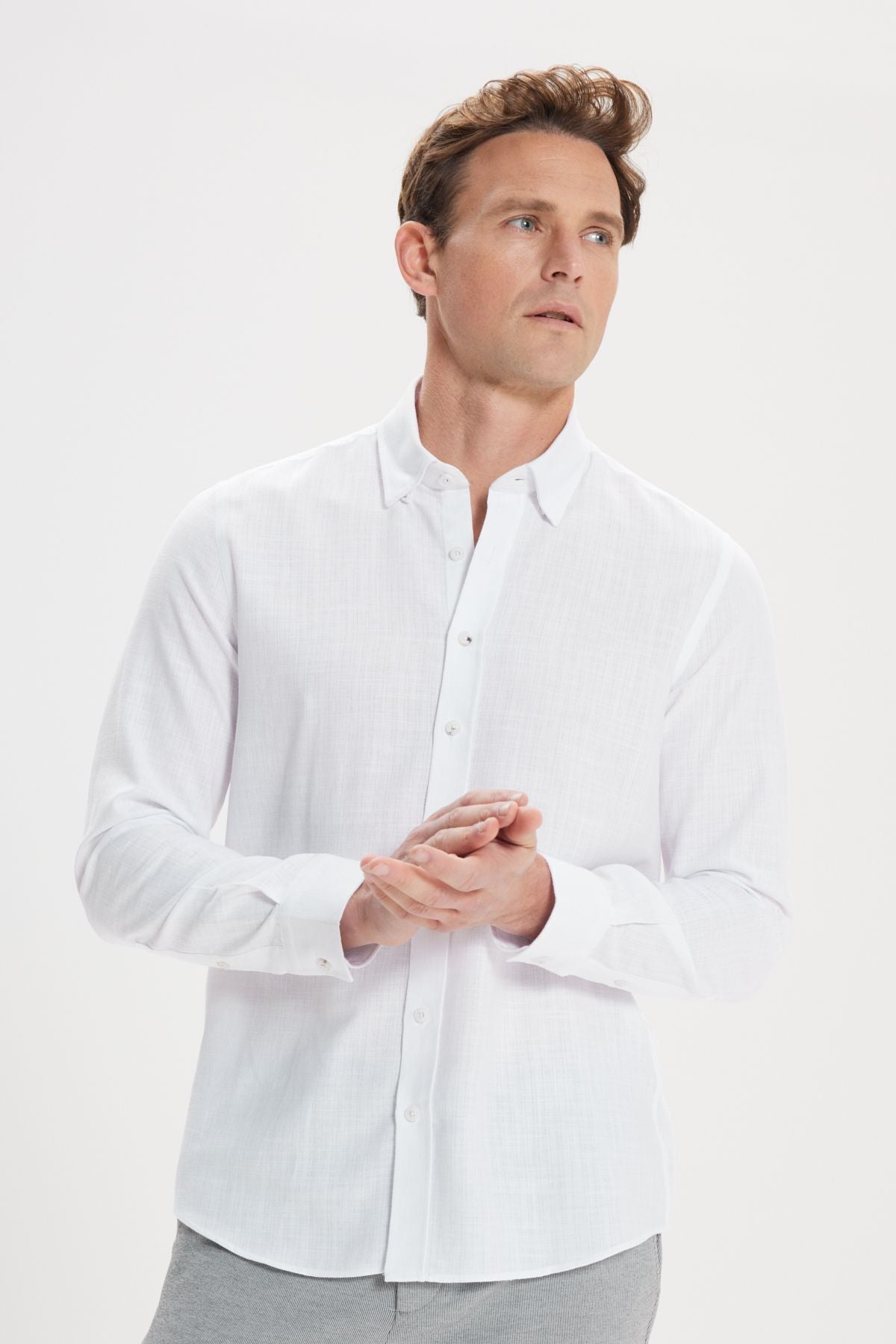 Men's white 100 %cotton slim fit narrow cut hidden buttoned collar linen -looking pennant shirt