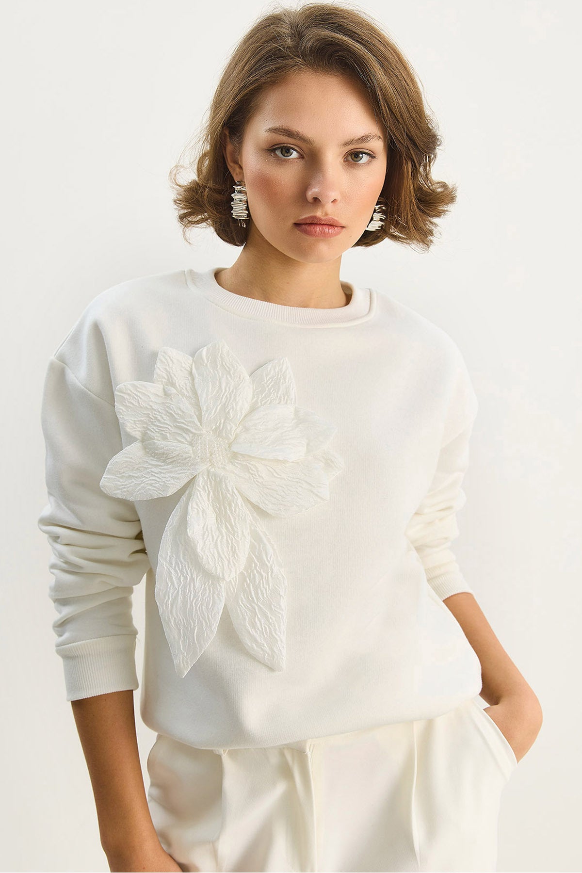 Women's Crew Neck Floral Accessory Three Thread Ribbon Sweatshirt 60601043