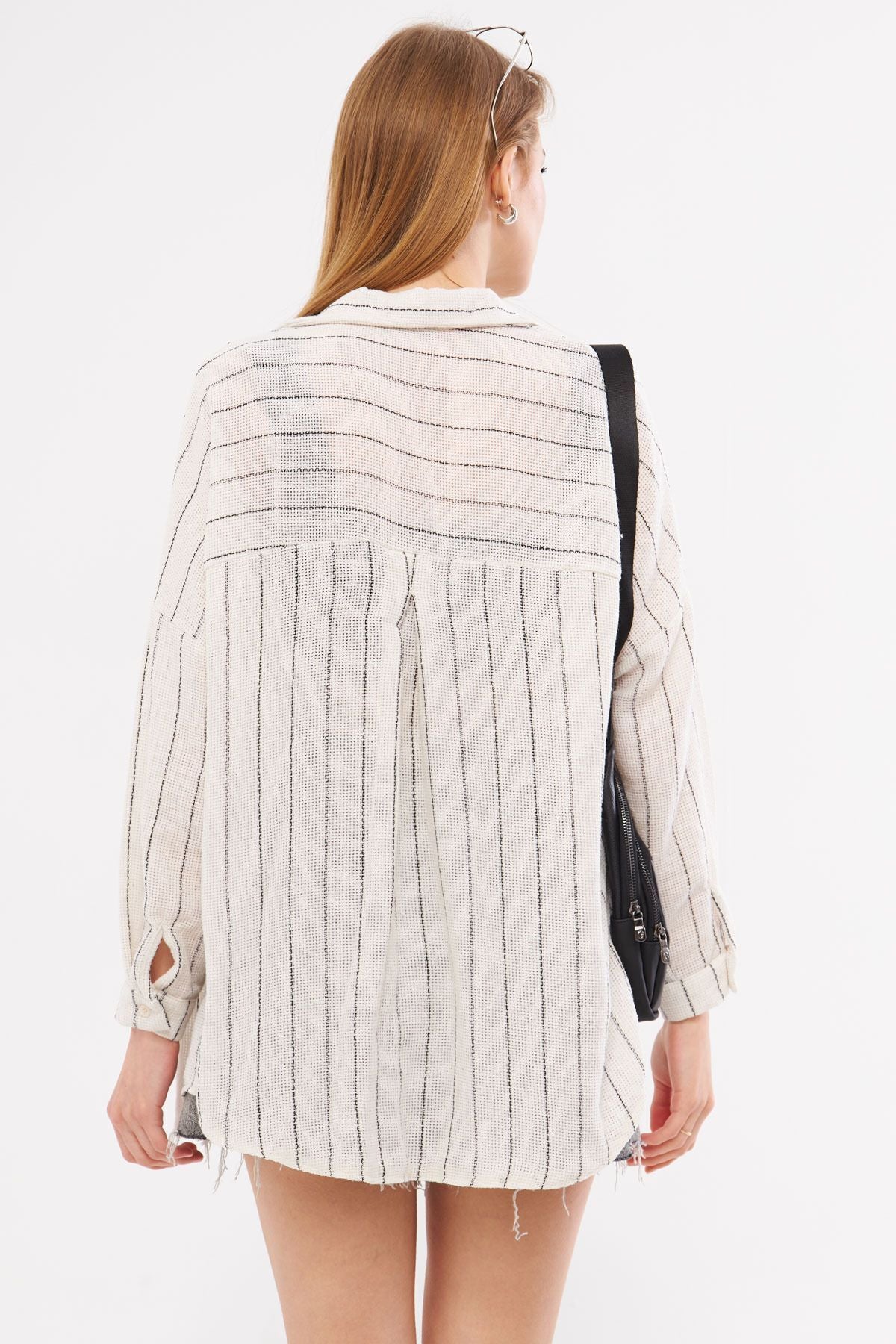 Woman White Long Sleeve Pocket detailed back Pleated Pleeled Oversize Shirt ARM-24Y001053