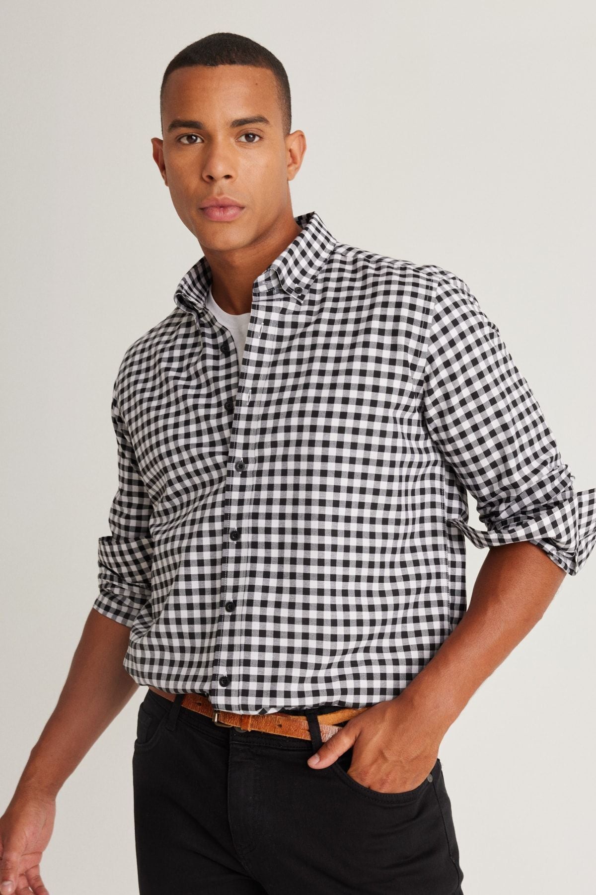 Men's black-and-white slim fit narrow cut buttoned collar cotton checkered shirt