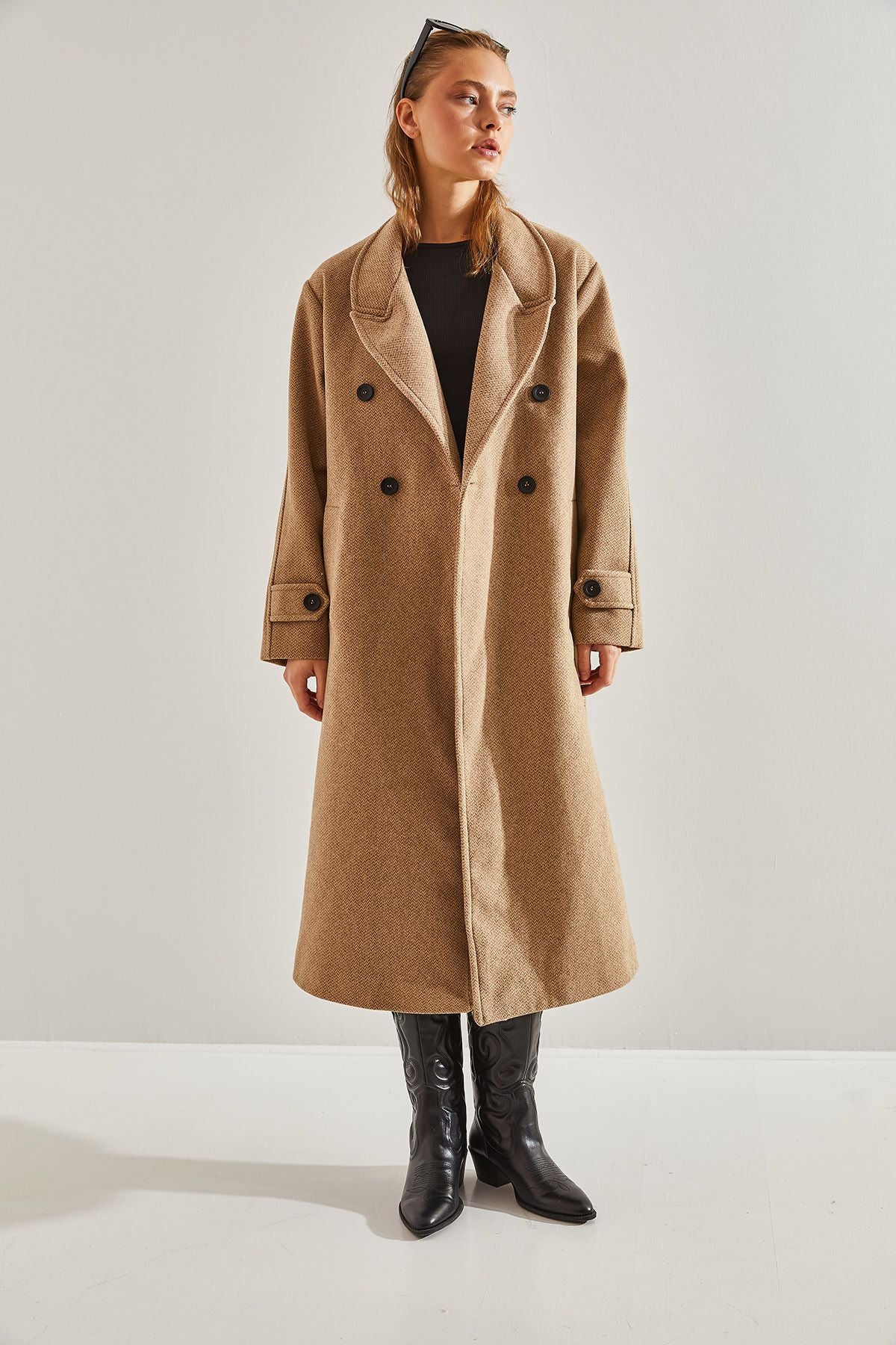 Woman buttoned herringbone patterned stamp coat