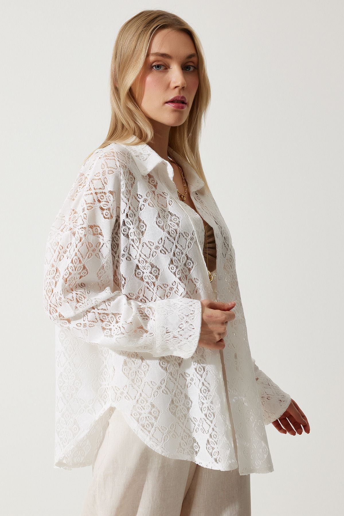 Woman White Premium Oversize Lace Shirt SV00011