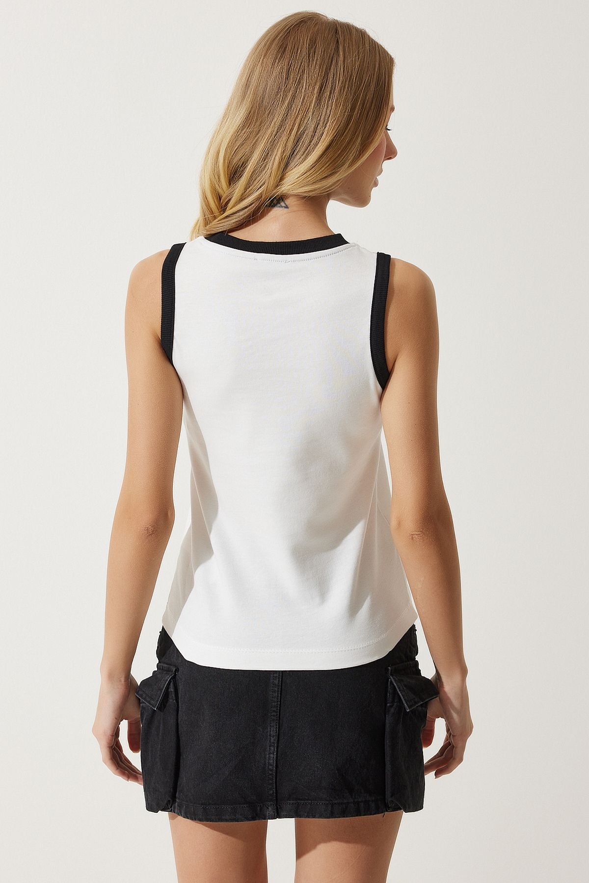 Woman White Sleeveless Contrast Color T-Shirt NJ00145