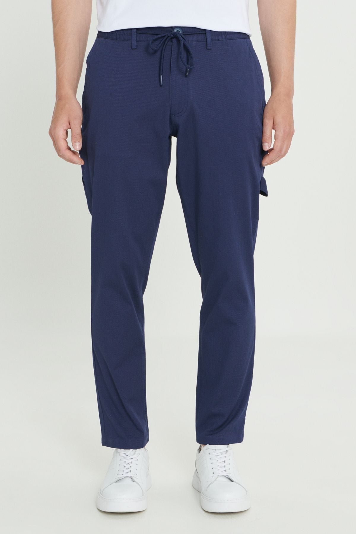 Men's navy blue oversize plenty of cut waist -tied cotton flexible flexible backpone pocket pants