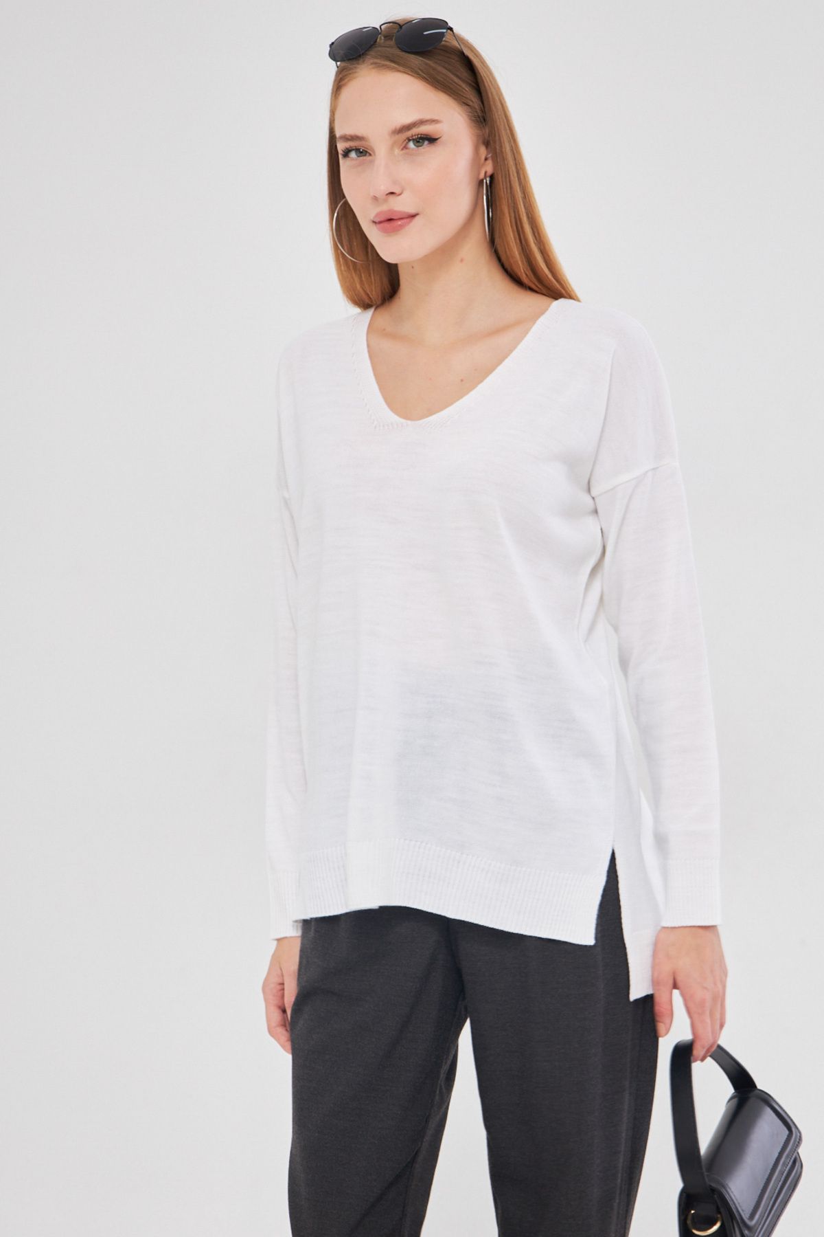 Woman White V-Neck front short back long knitwear sweater ARM-22Y012013