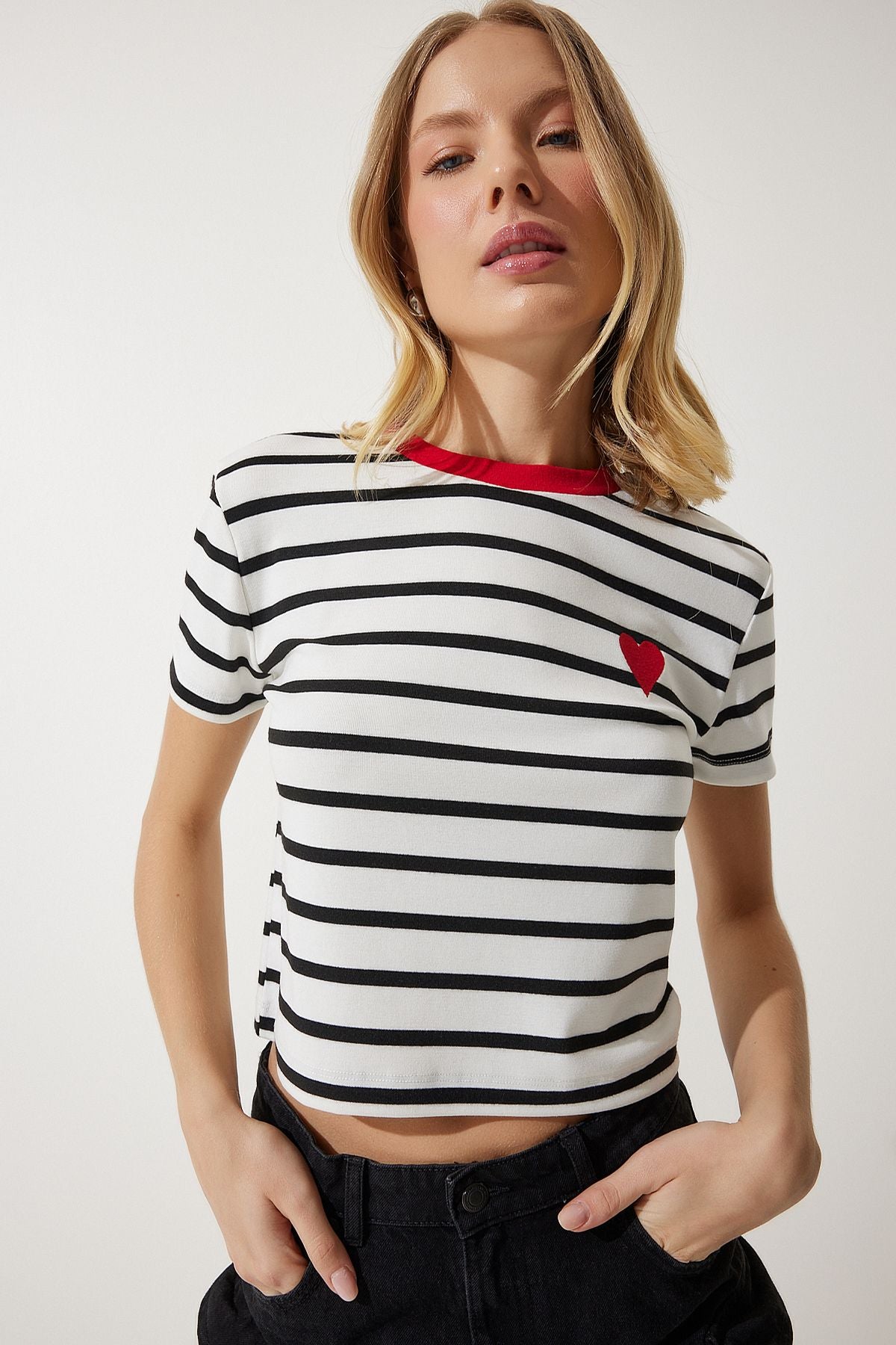 Woman White Heart Embroidery Striped Cotton Knitting T-Shirt CR00432
