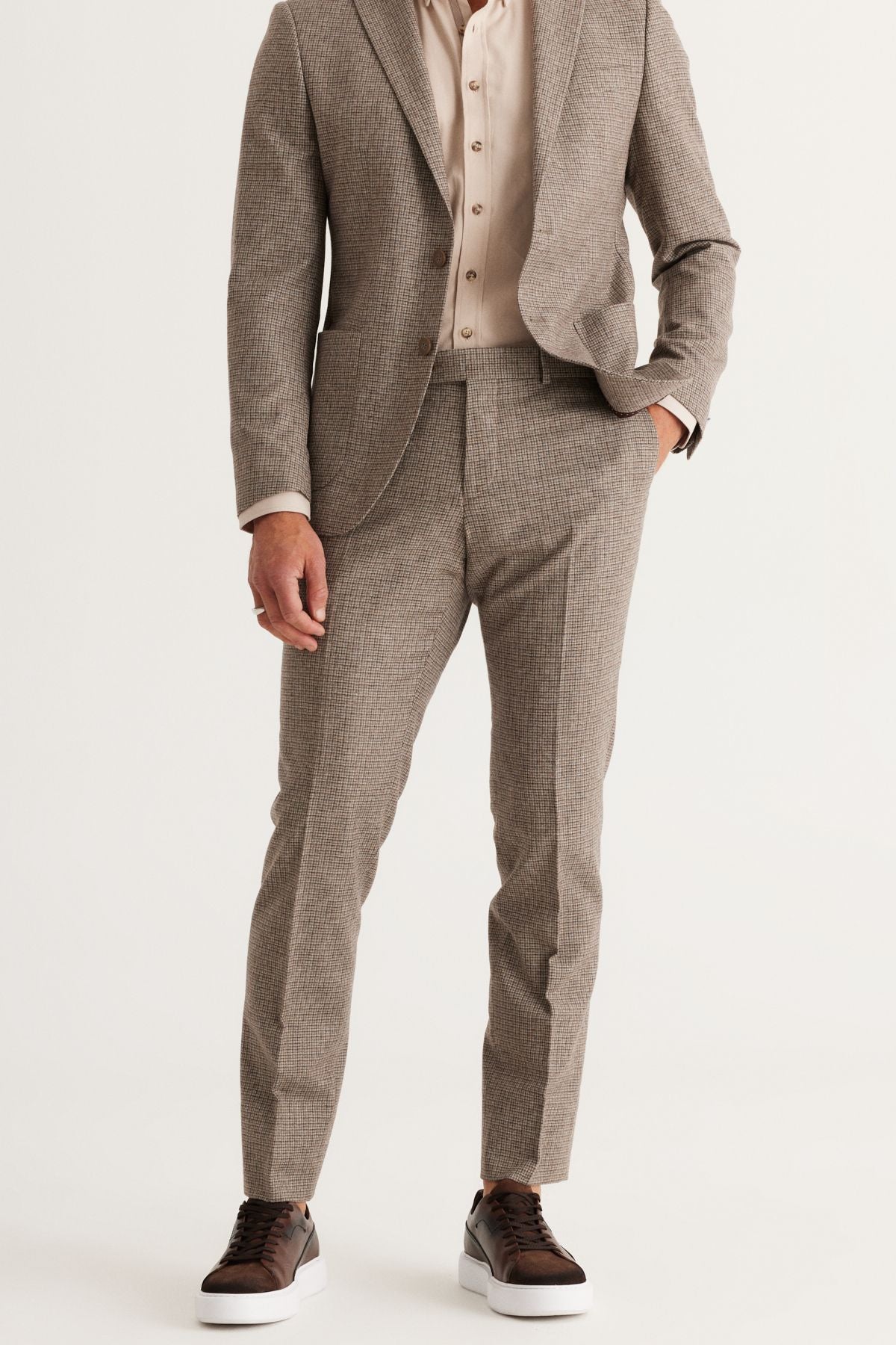 Slim fit narrow cut mono collar square woolen suits