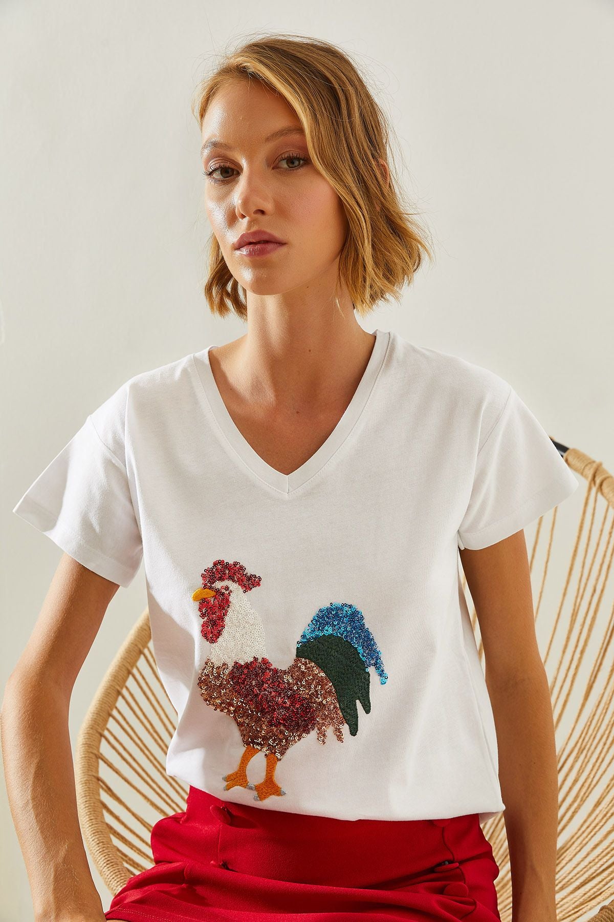 Woman V-Neck Rooster Patterned Color Payet Embroidered T-shirt 60251472