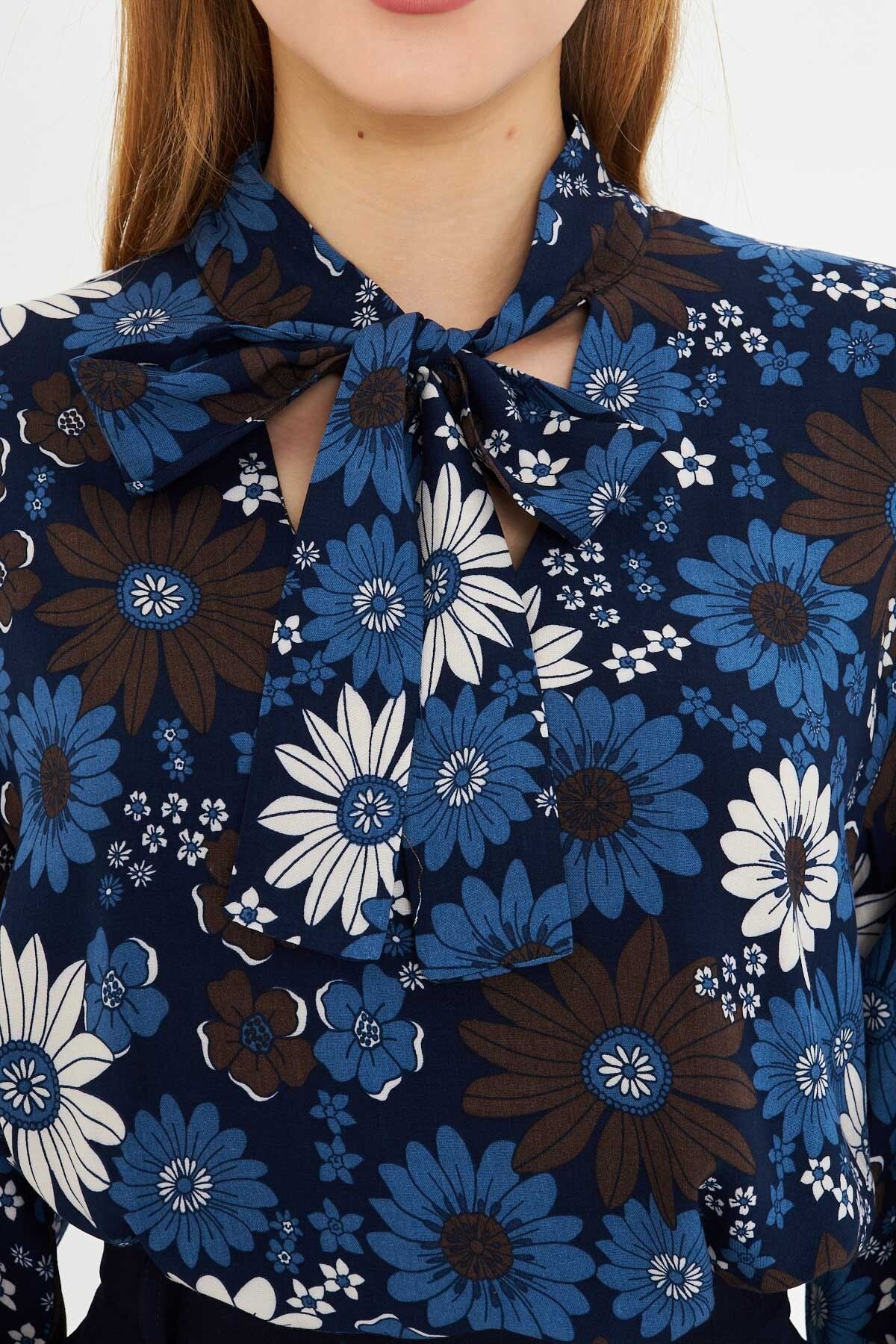 Female Blue Side Tinden Lay Tire Blouse ARM-25K001096