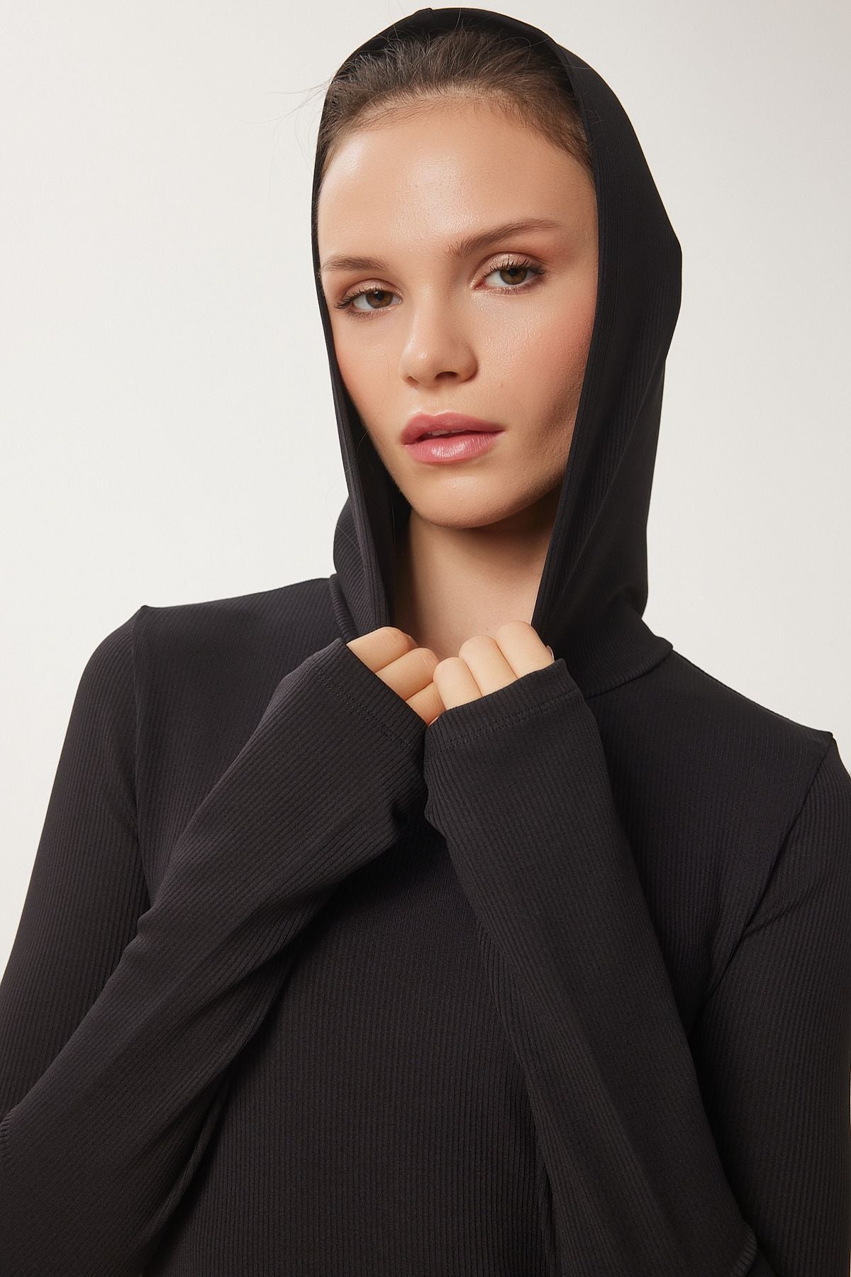 Kadın Siyah Parmak Ve Sırt Cut Out Detaylı Kapüşonlu Sweatshirt VX00004