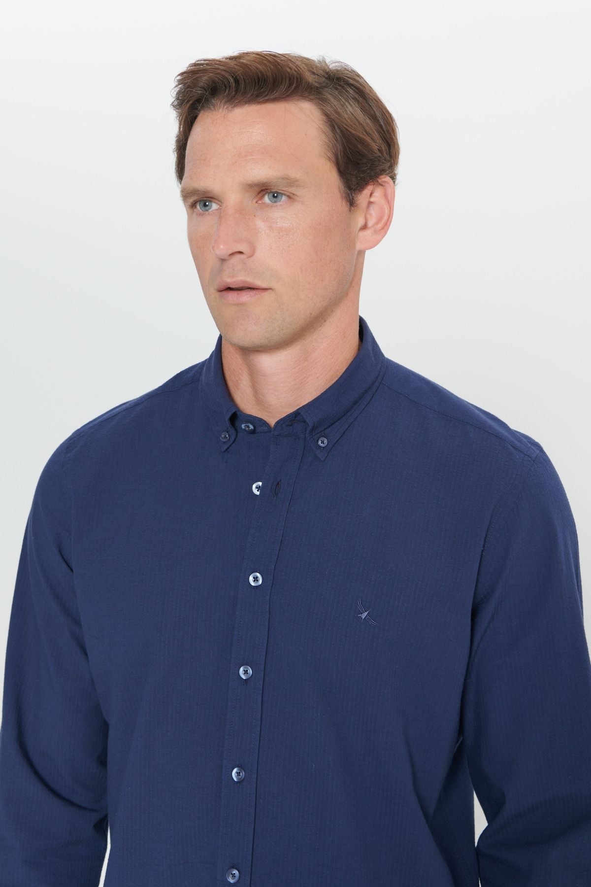 Men's navy blue slim fit narrow cut buttoned collar 100 %cotton shirt