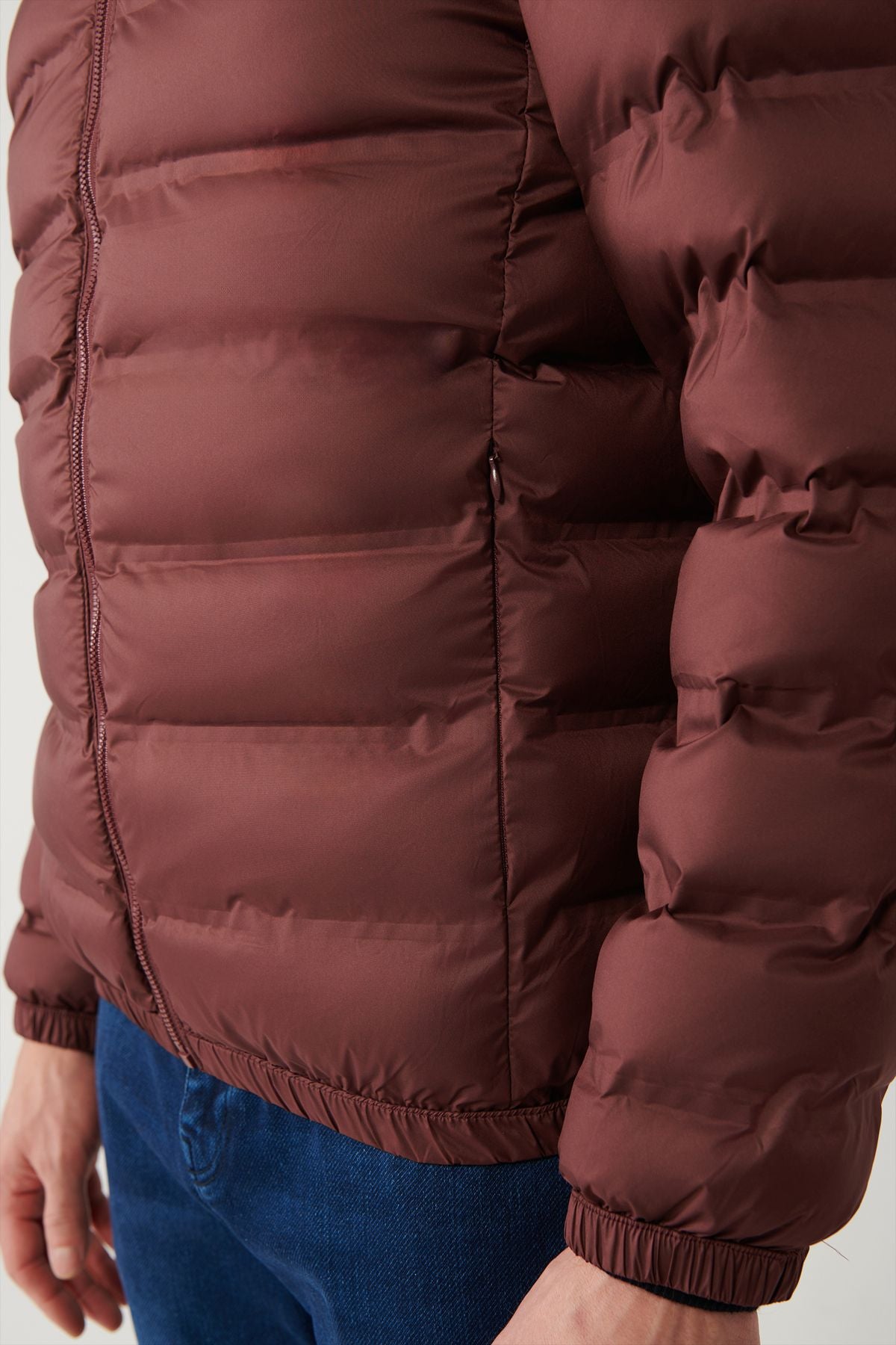 Men's burgundy upright collar water repulsive windproof light swelling coat E006019