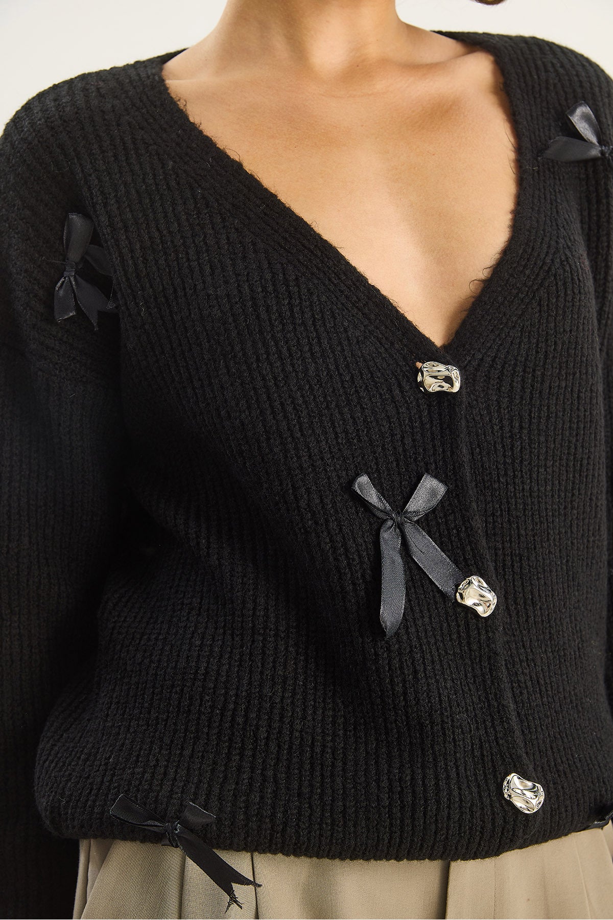 Women's Bow Accessory V-Neck Oversize Buttoned Cardigan 60283642