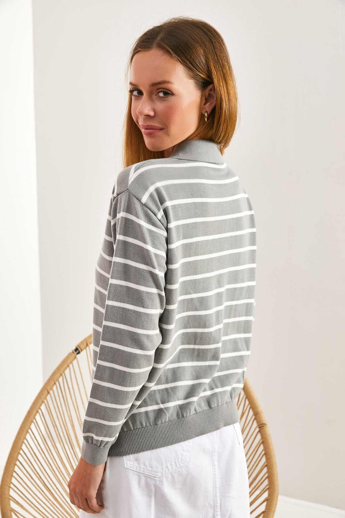 Woman polo collar button sweater