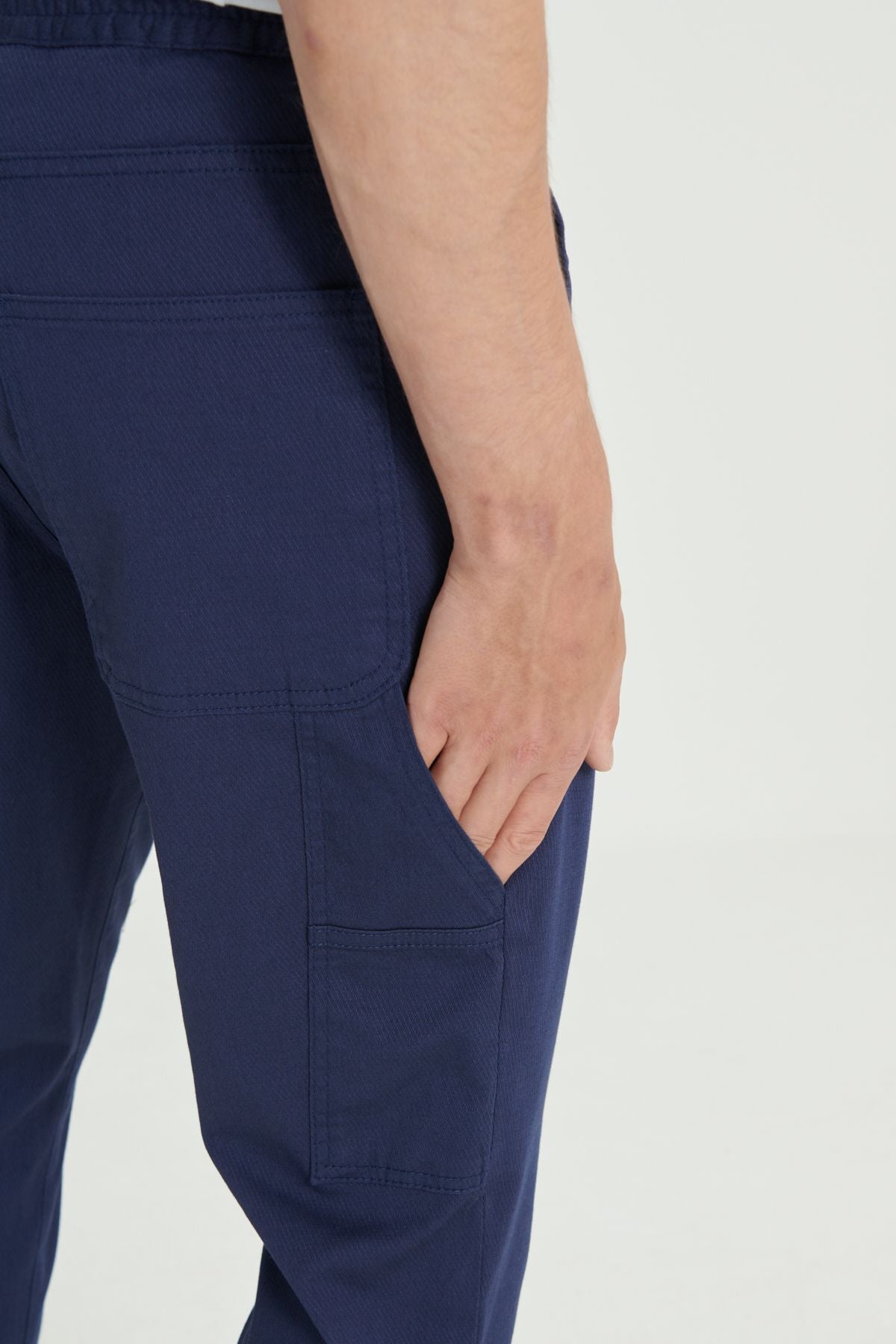 Men's navy blue oversize plenty of cut waist -tied cotton flexible flexible backpone pocket pants