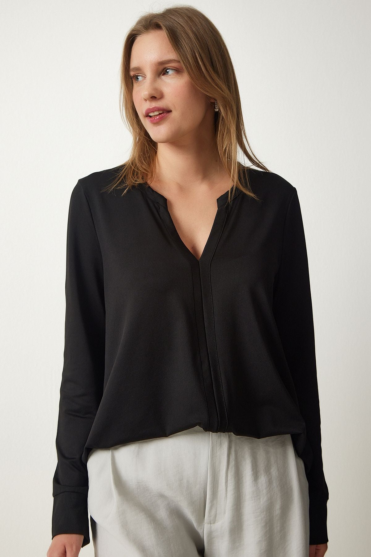 Female black dominant collar knit blouse rx00042
