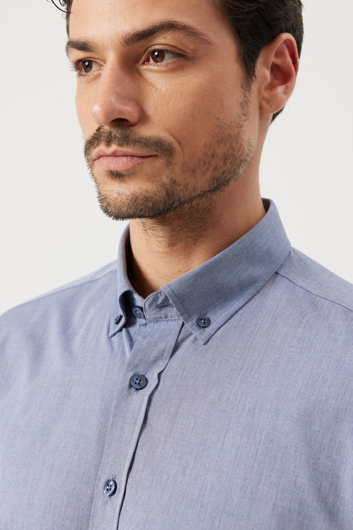 Men's navy blue slim fit narrow cut buttoned shirt with collar pattern