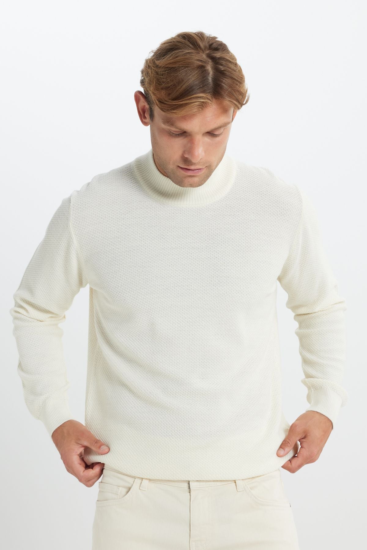 Men's ecru is warm standard fit fit normal cut half fisherman collar woolen knitwear sweater