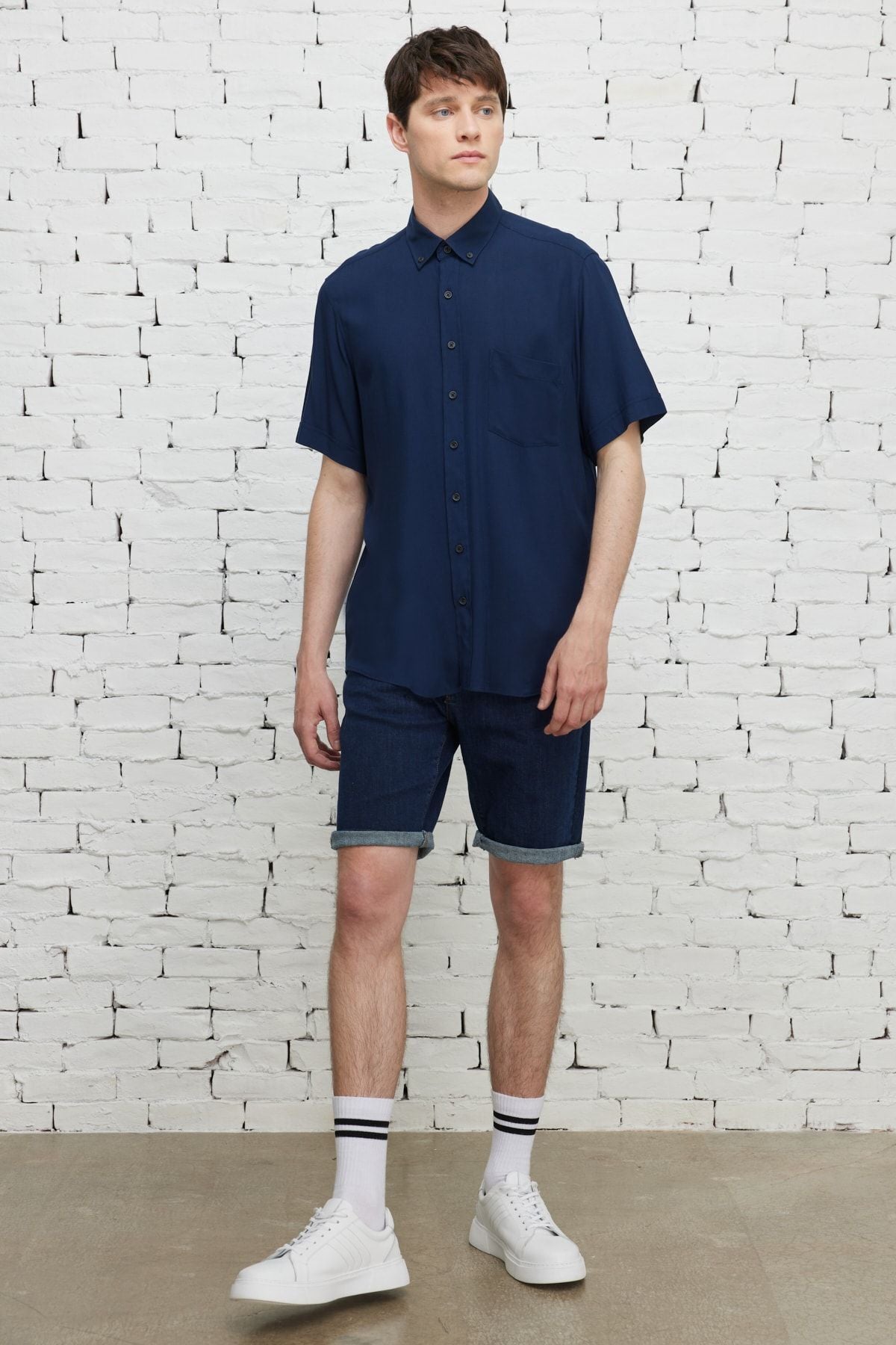 Men's navy blue slim fit narrow cut buttoned shirt with short sleeve pockets
