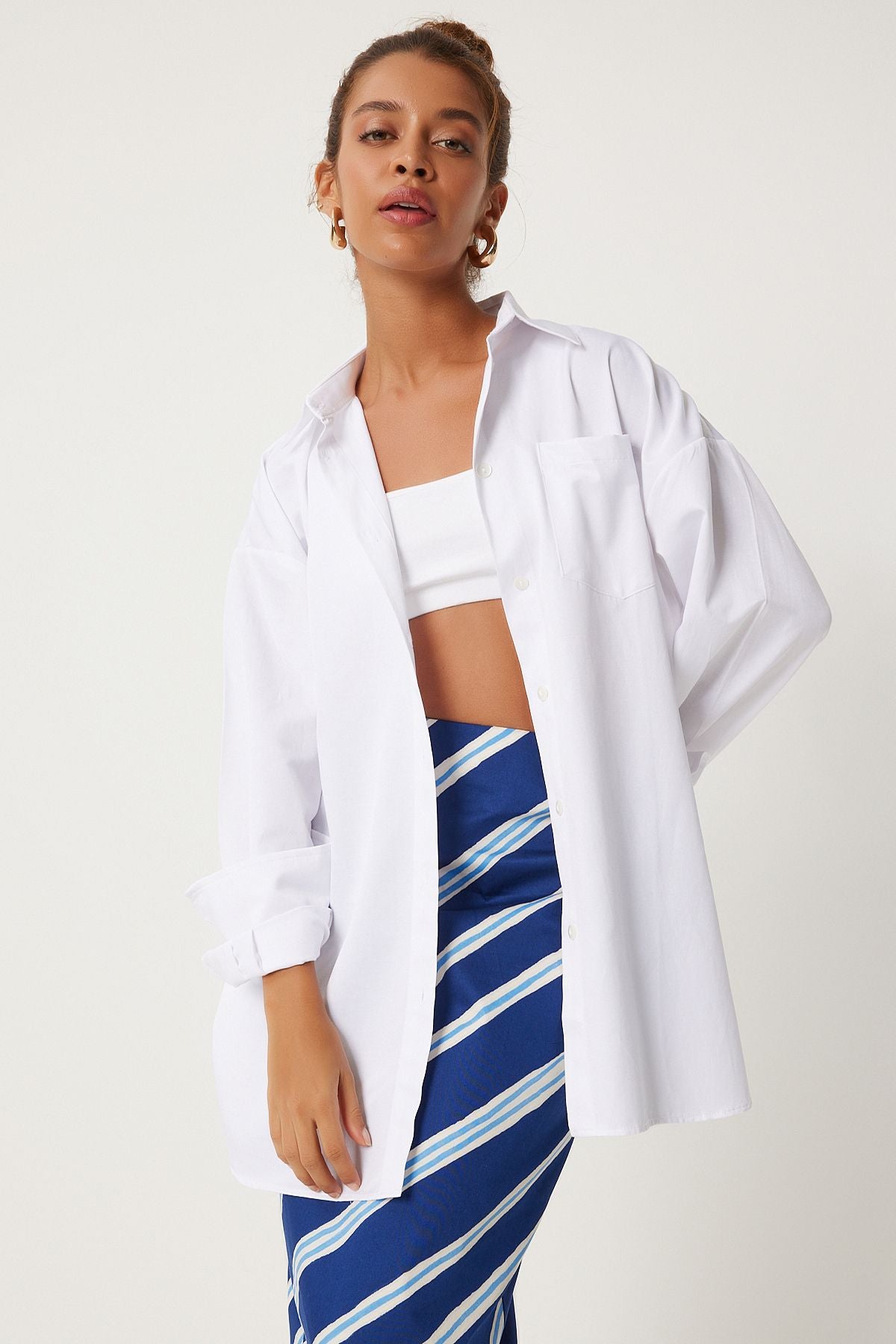 Woman with white pocket overwheel shirt FN03262