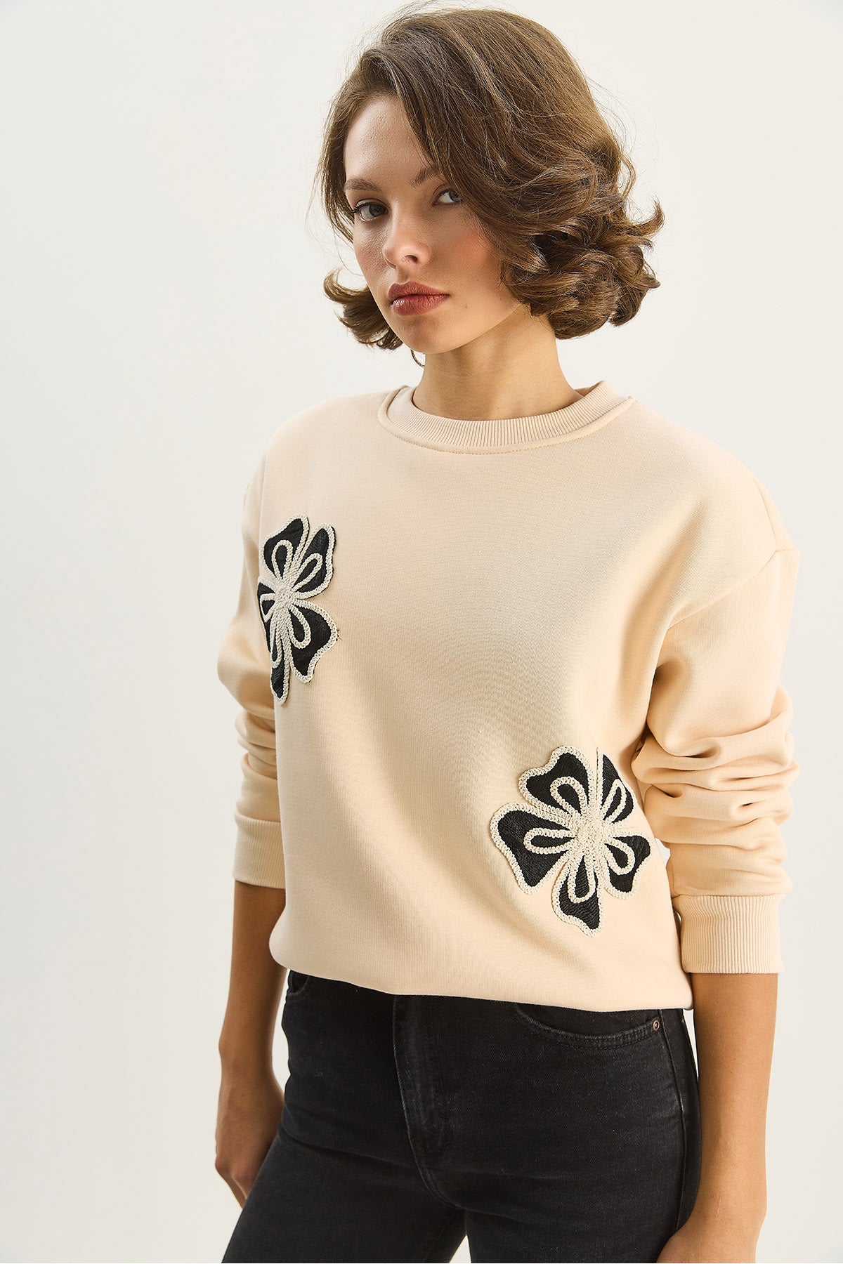 Women's Crew Neck Floral Embroidered Three Thread Raised Sweatshirt 60601045