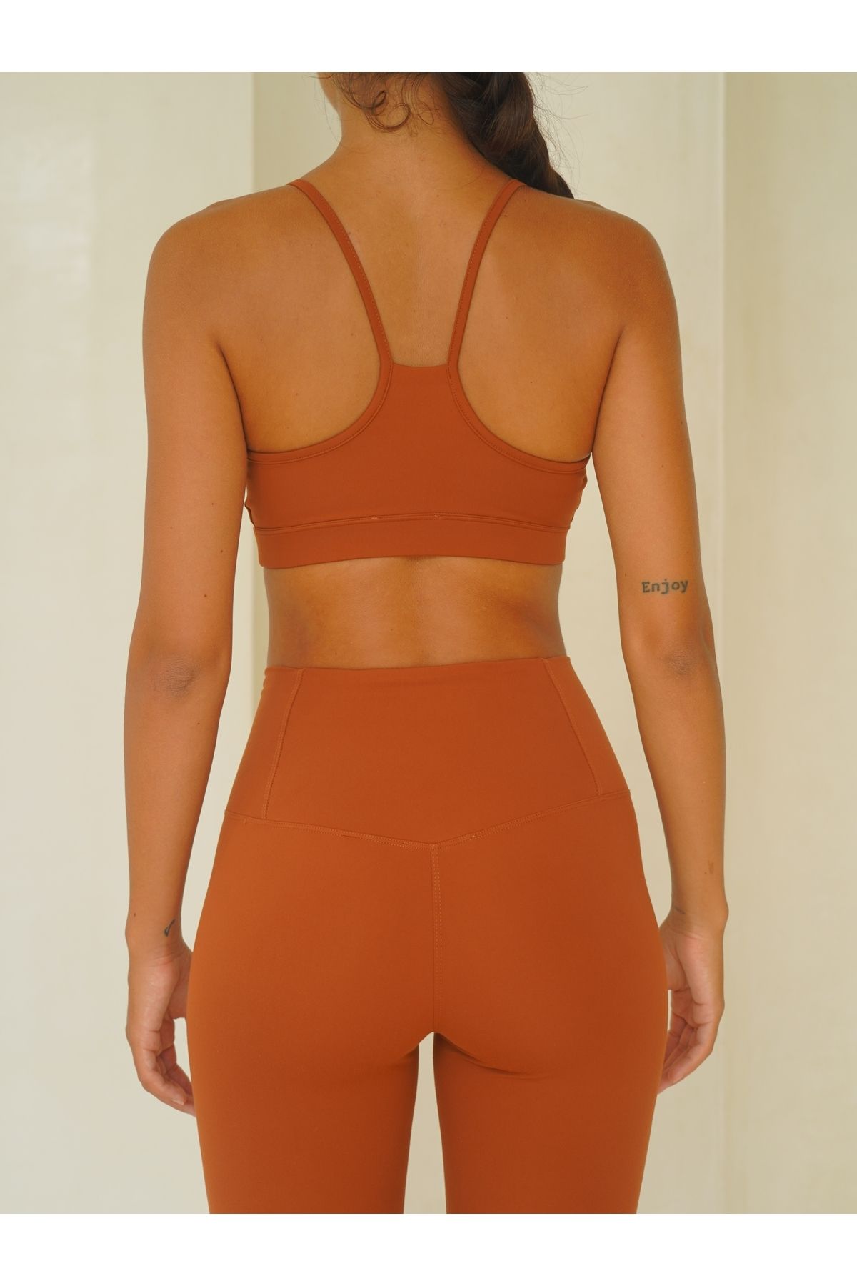 Cinnamon tights at the fold wrist level