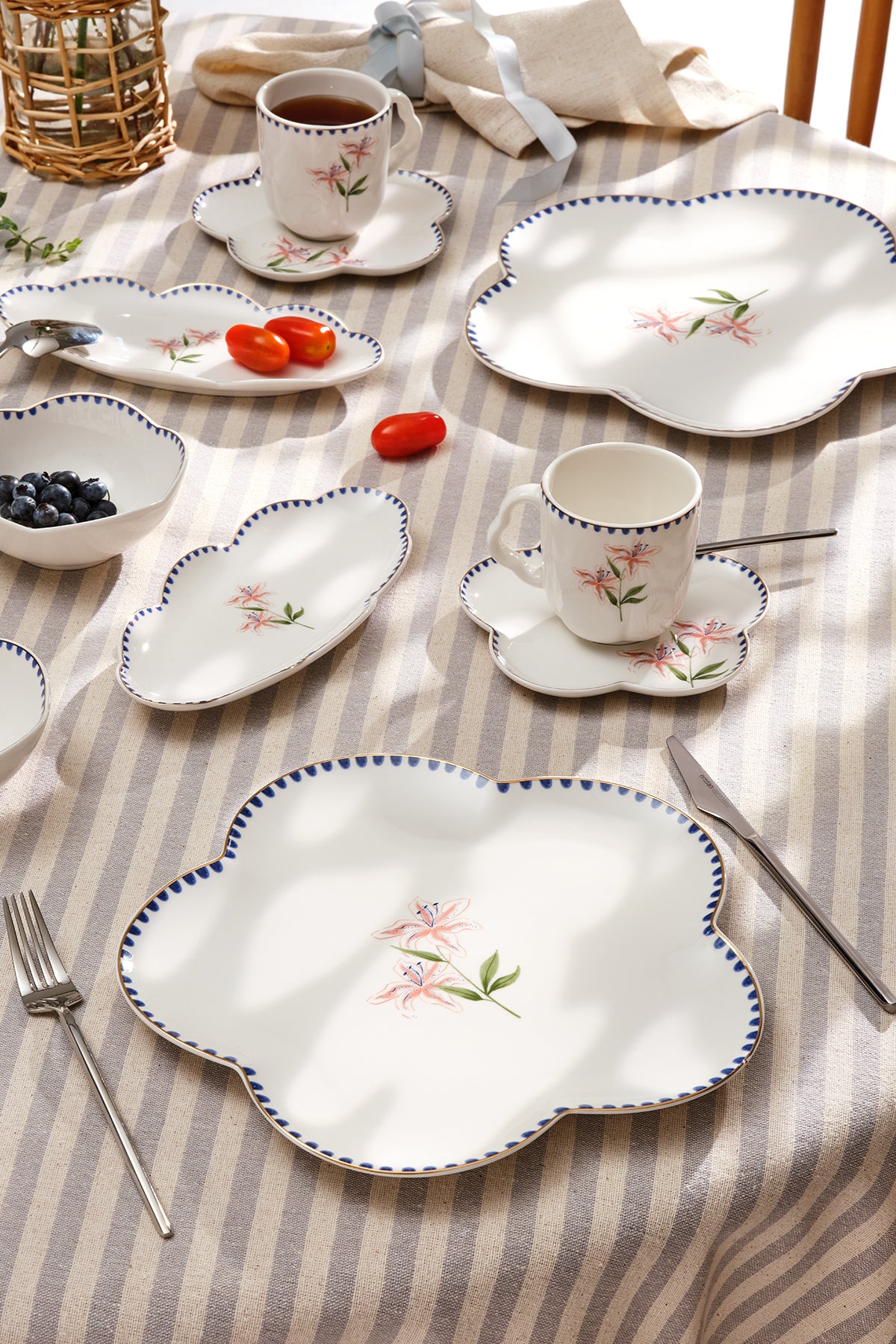 Lilium Porcelain 32 Piece 6 Person Breakfast / Service Set