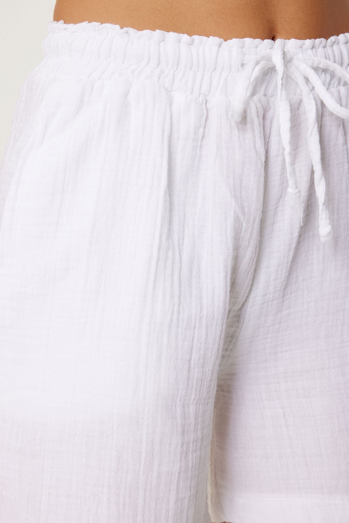 Female white pocket muslin shorts MX00168