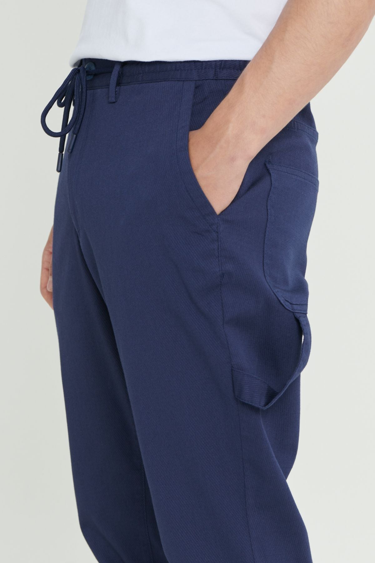 Men's navy blue oversize plenty of cut waist -tied cotton flexible flexible backpone pocket pants