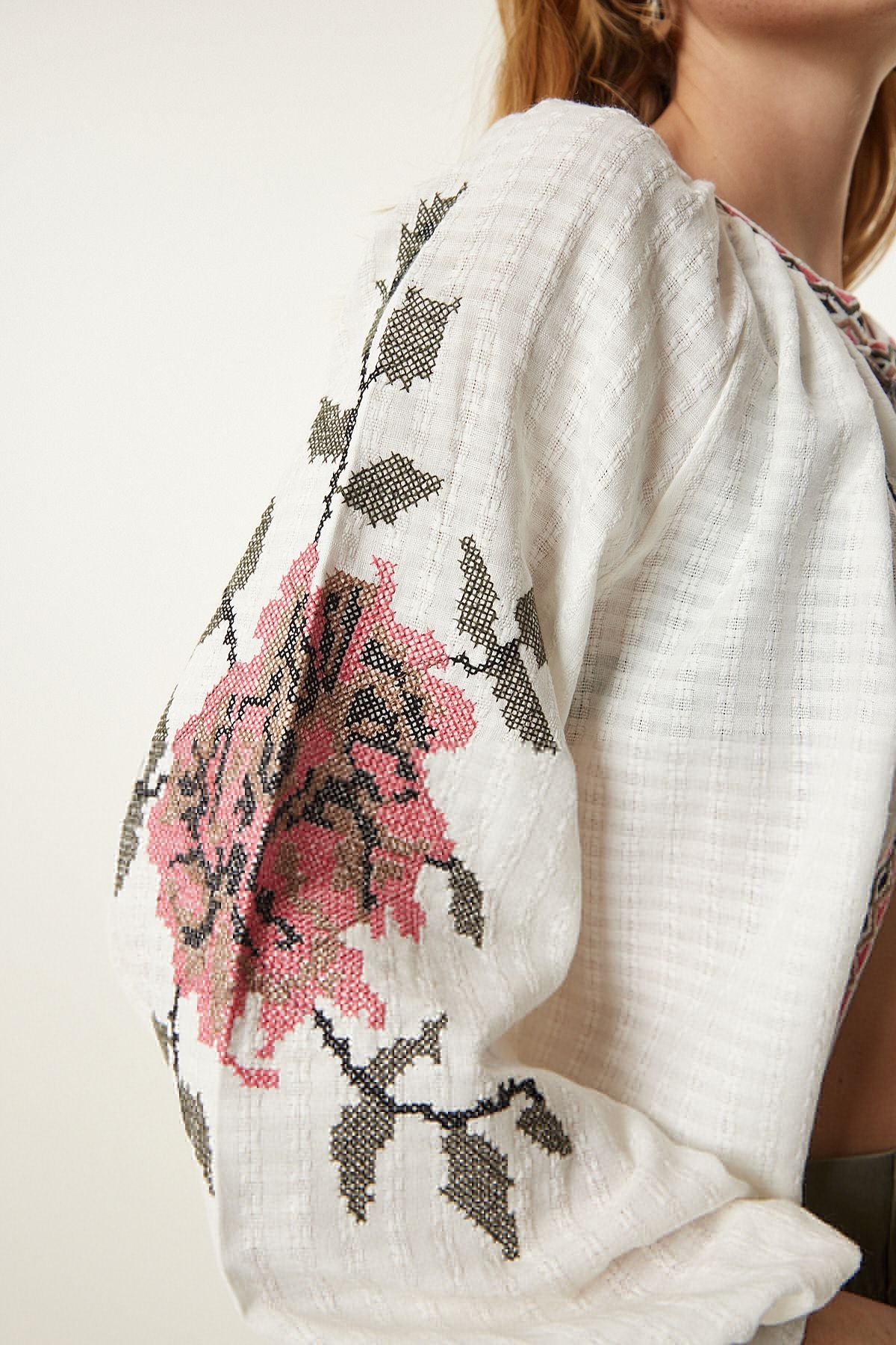 Ekru Embroidery Detailed Linen Blouse ES00146