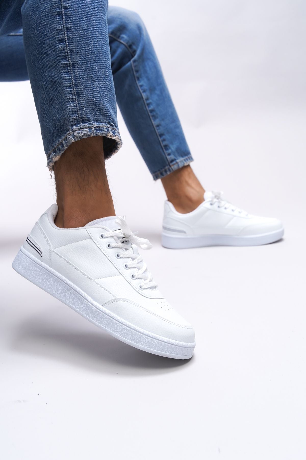 Ghiiogllah Unecisix Sneaker