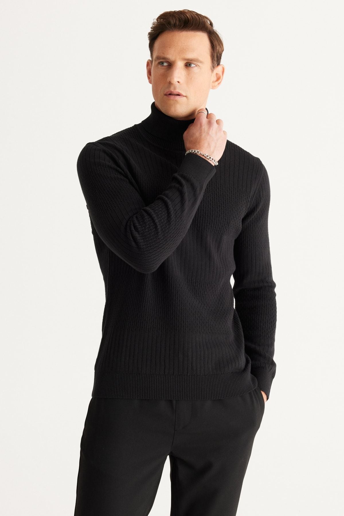 Men's Black Standard Fit Normal Class