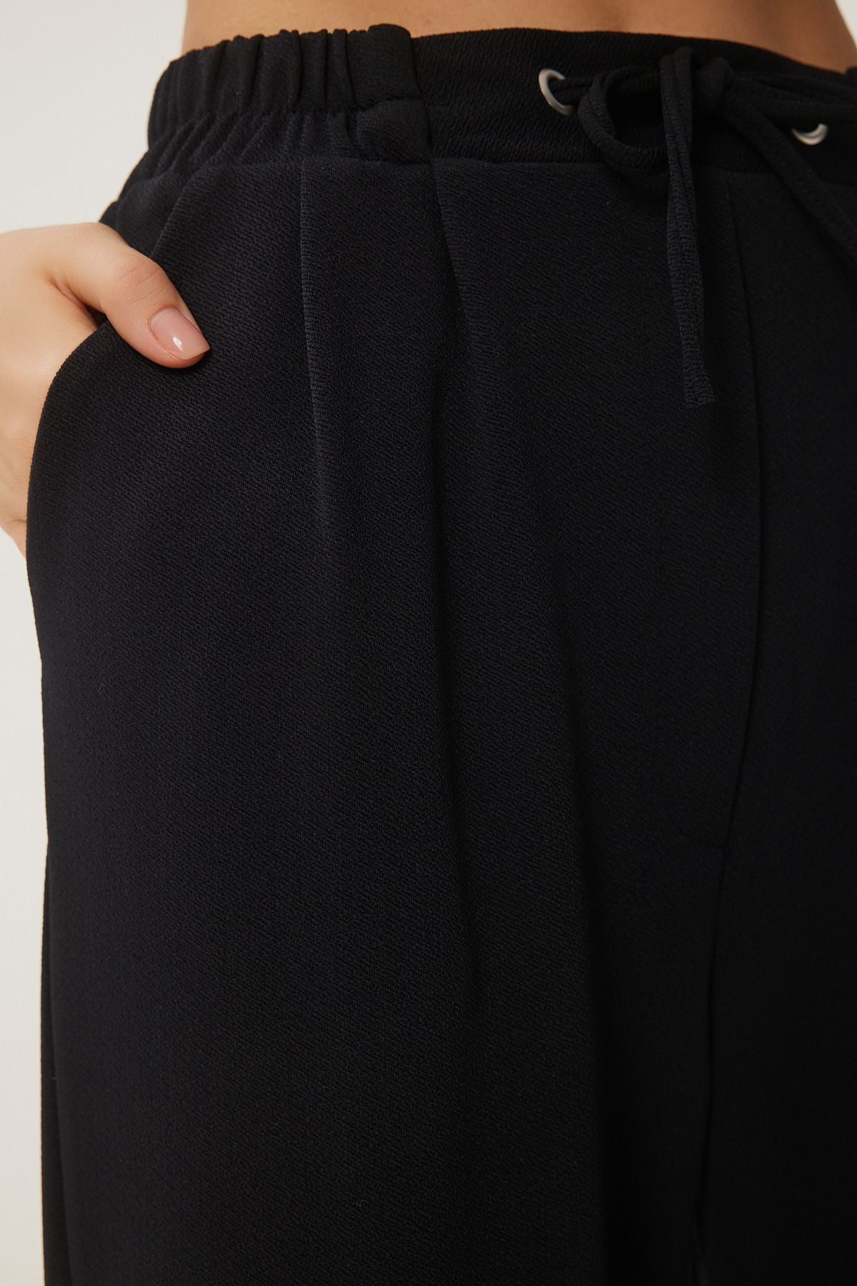 Women's black abundant trotting pants rv00204