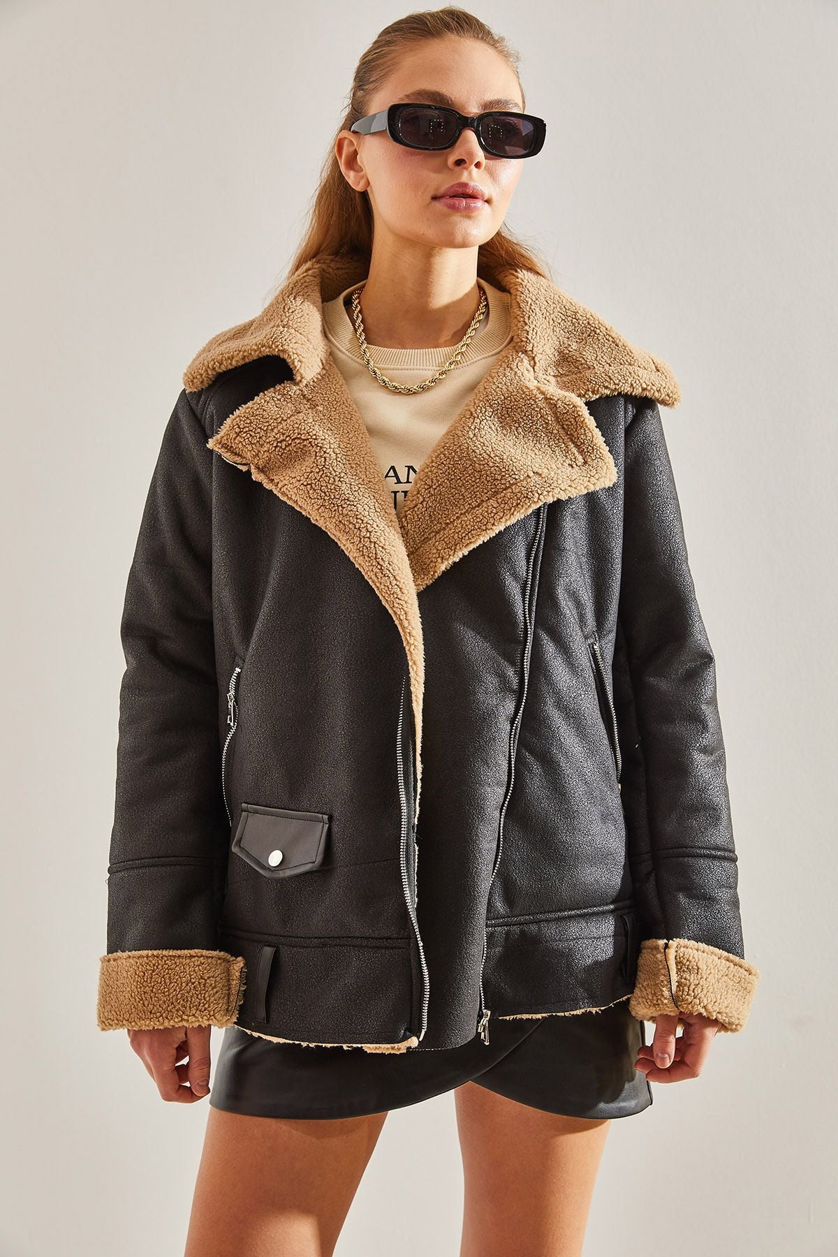 Female Cruve collar furred pocket detailed leather coat