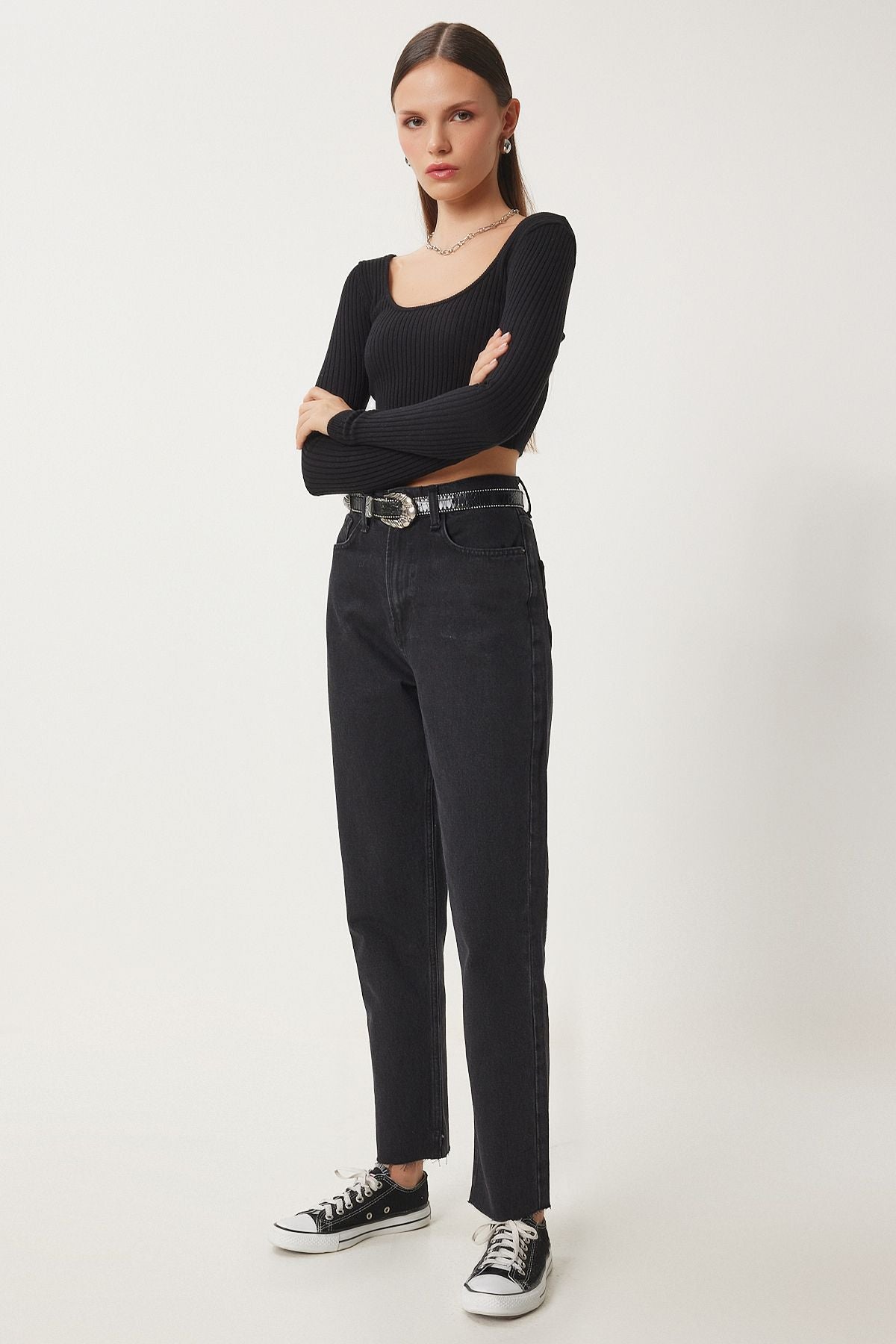 Female black middle waist straight jeans ut00024