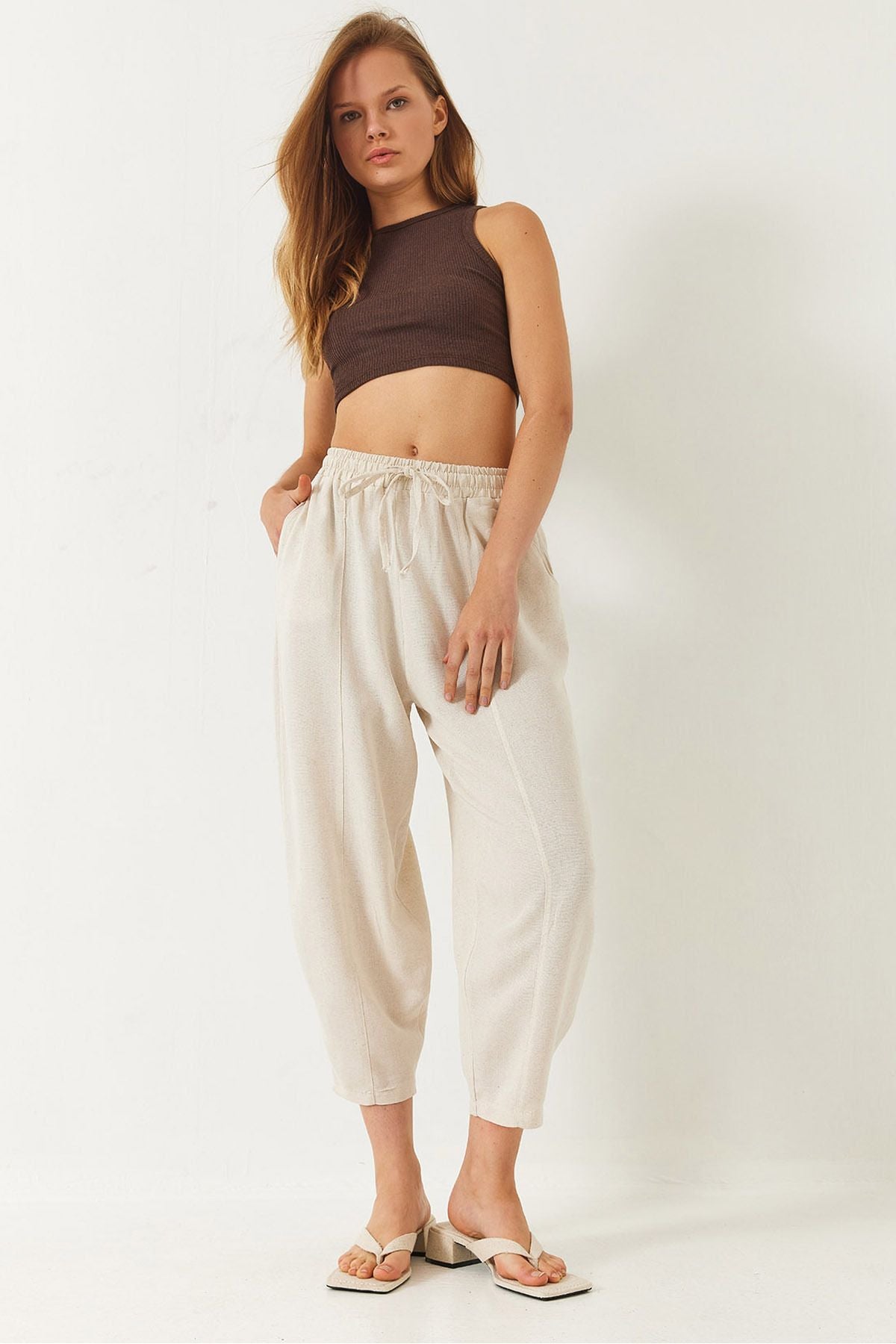 Women's waist elapsed pocket detailed shalwar cut pants 60261456