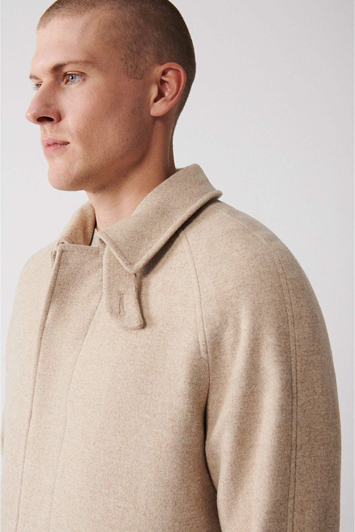 Men's beige woolen hidden eggs long stamp coat with men