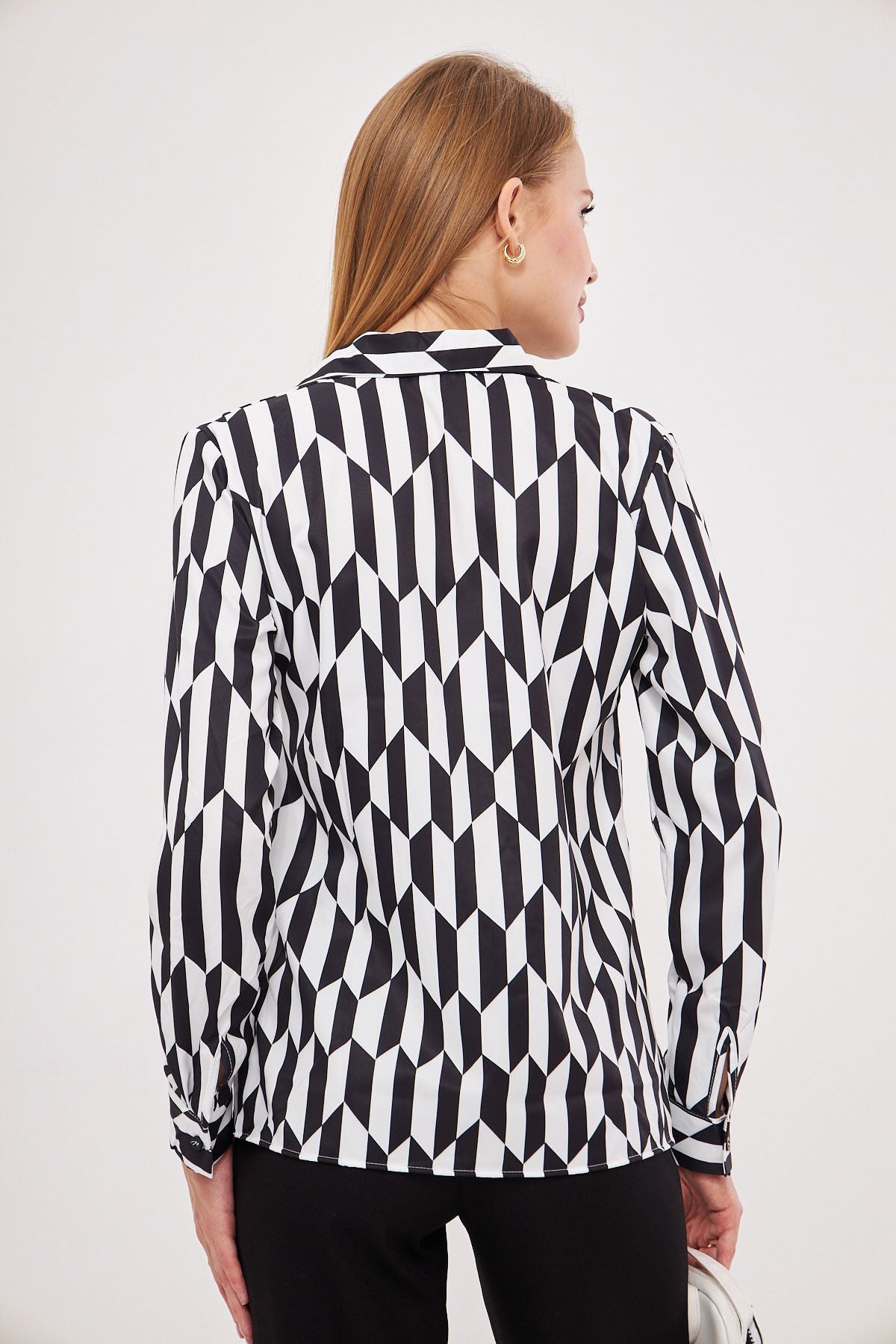 Women's Black-and-White Patterned Long Sleeve Shirt ARM-24K001017