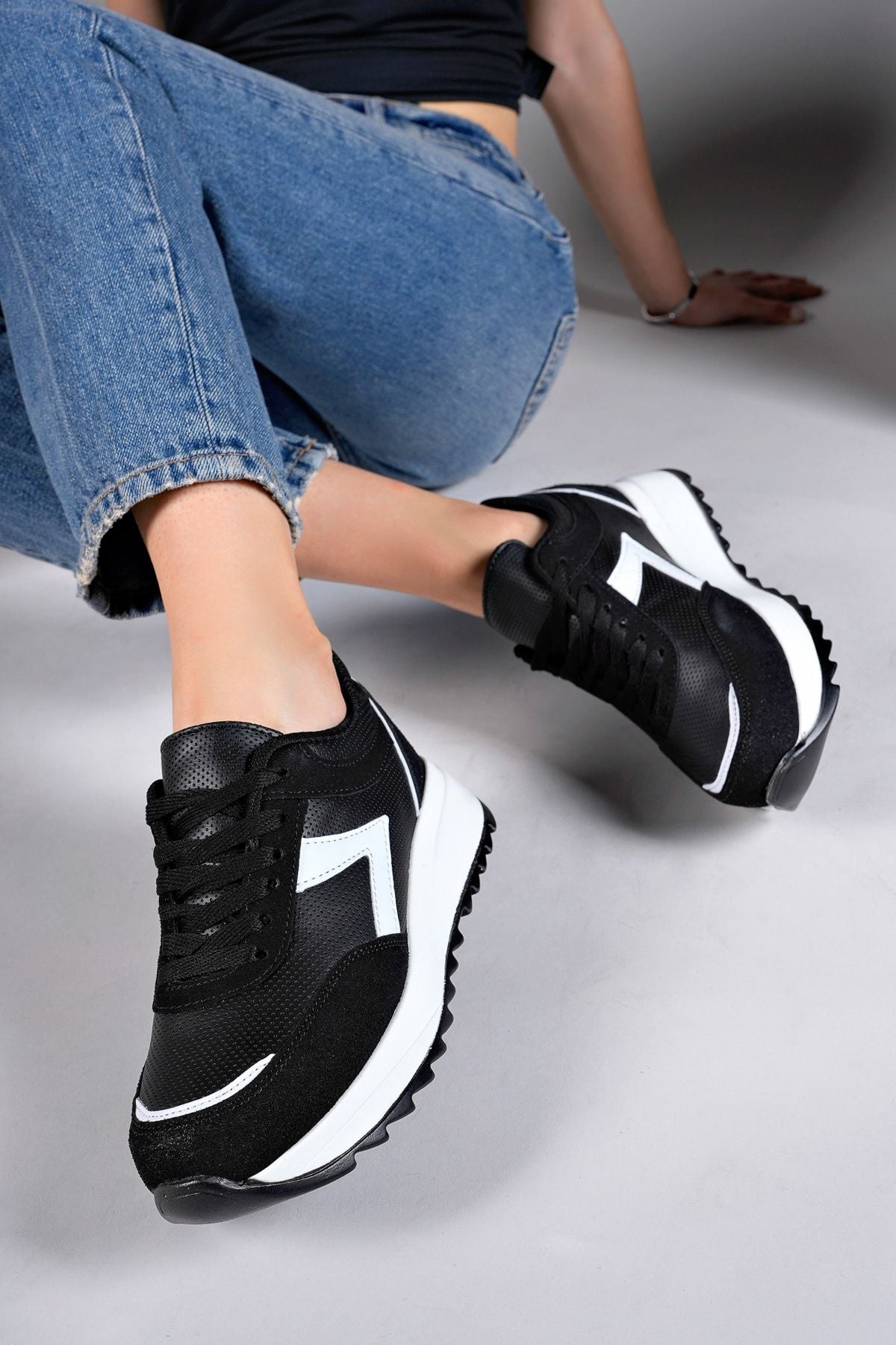 Thorvuss Female Sneaker 00121603 Black White