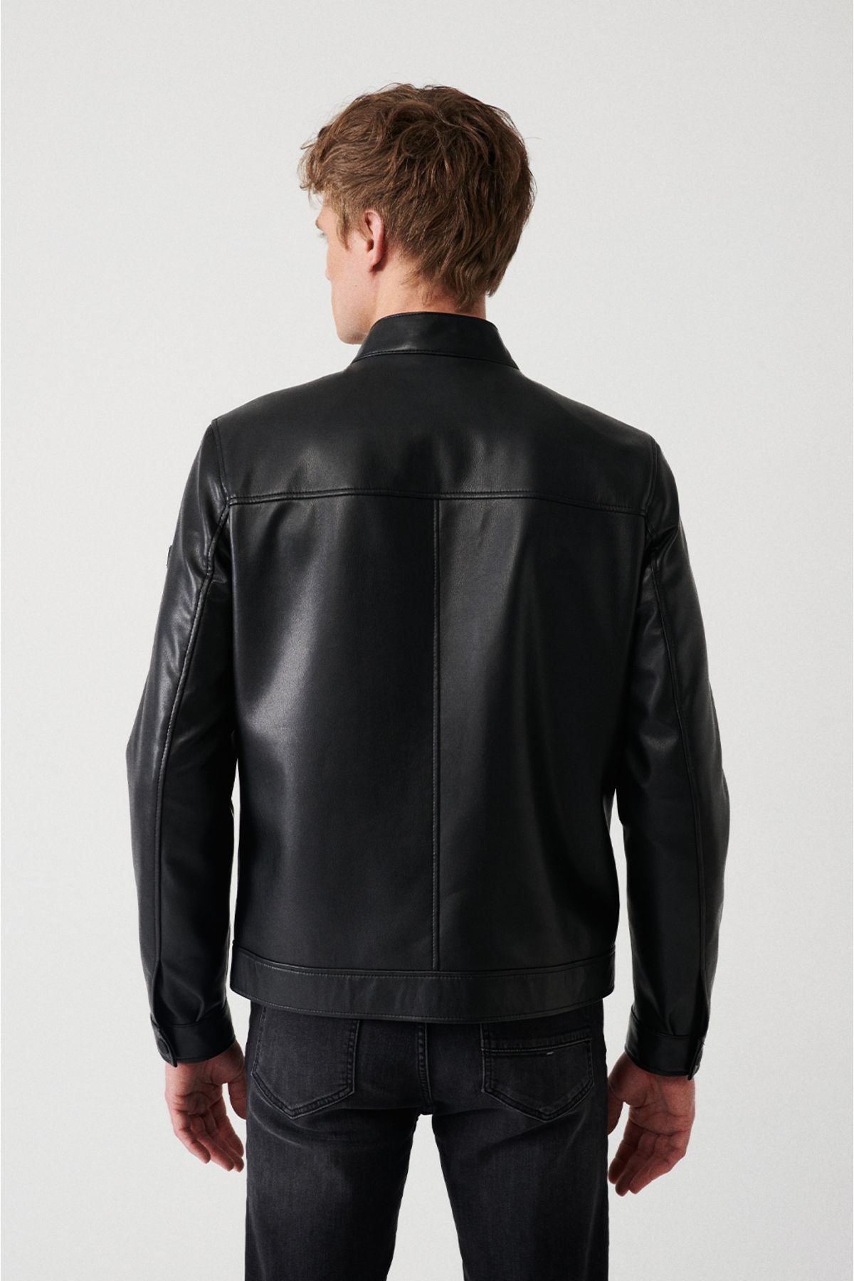 Men's black upright neck in front of the coat-essential-looking Mont A32y6037