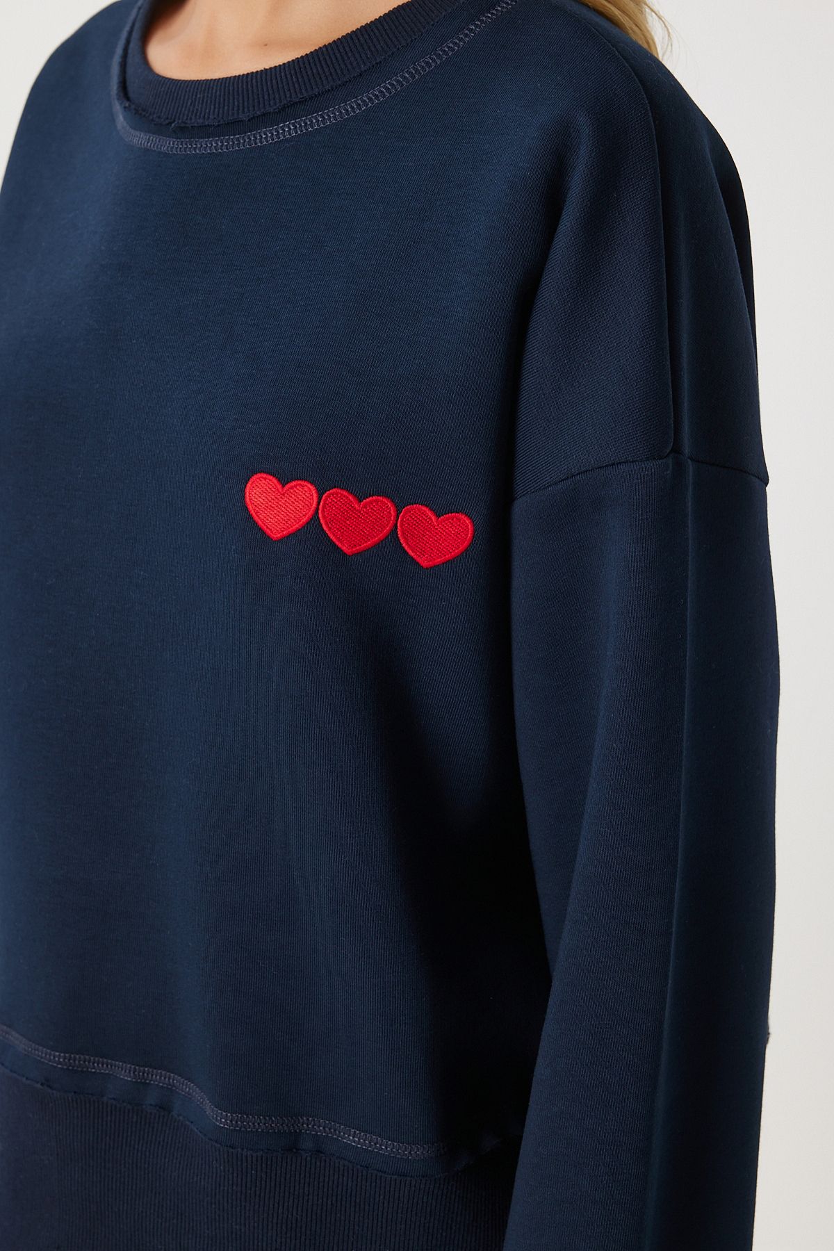 Woman Navy Blue Heart Embroidery Sweatshirt DP00216